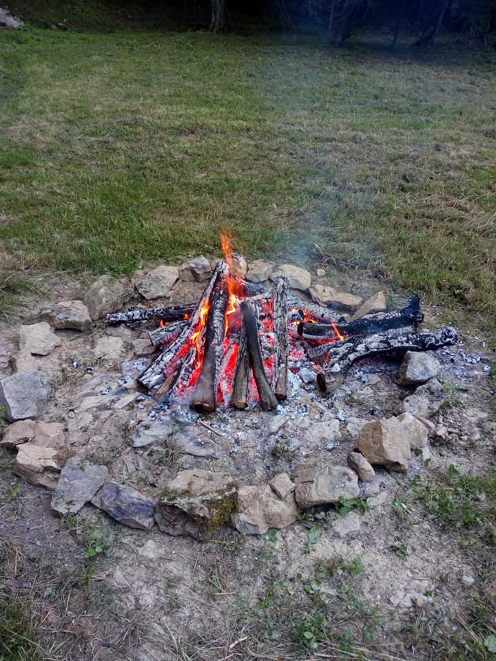 Jana Puhar I Ajdovske zgodbe v Ajdovski jami: Snovna in nesnovna zapuščina Ajdov v Posavju, predavanje