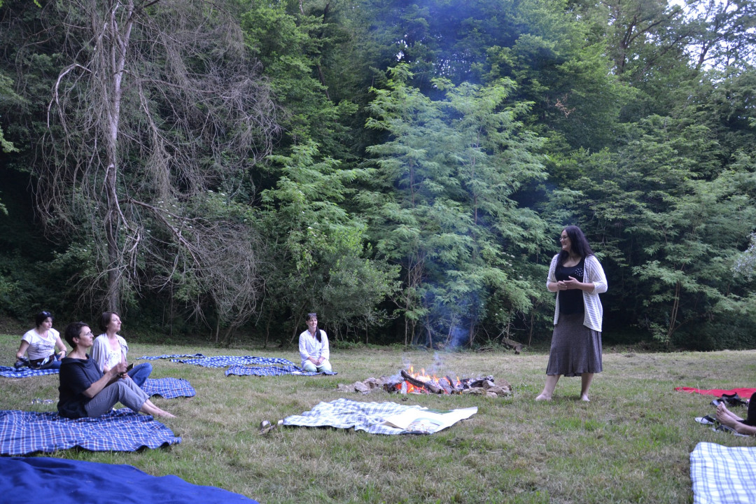 Jana Puhar I Ajdovske zgodbe v Ajdovski jami: Snovna in nesnovna zapuščina Ajdov v Posavju, predavanje