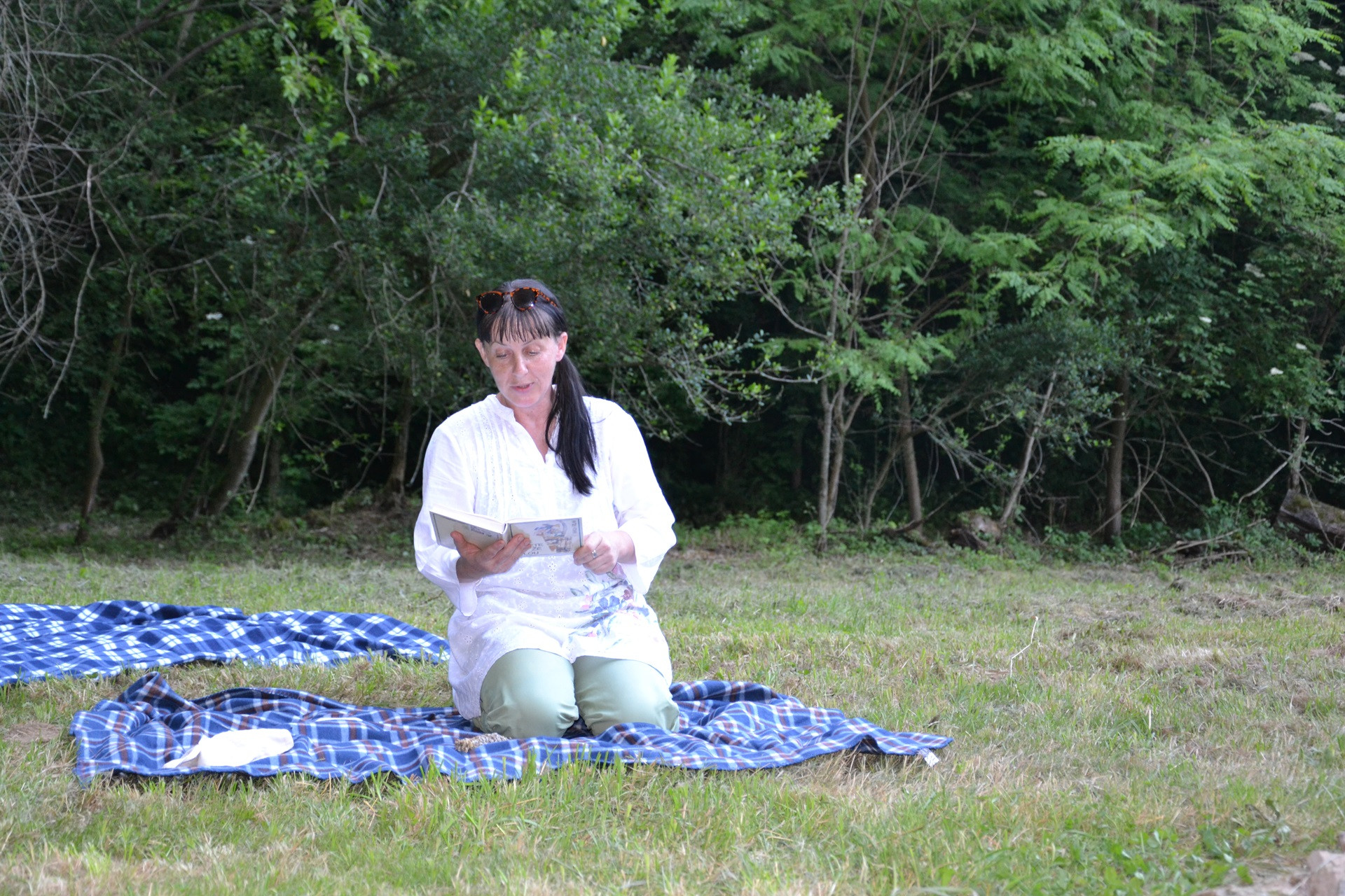 Jana Puhar I Ajdovske zgodbe v Ajdovski jami: Snovna in nesnovna zapuščina Ajdov v Posavju, predavanje