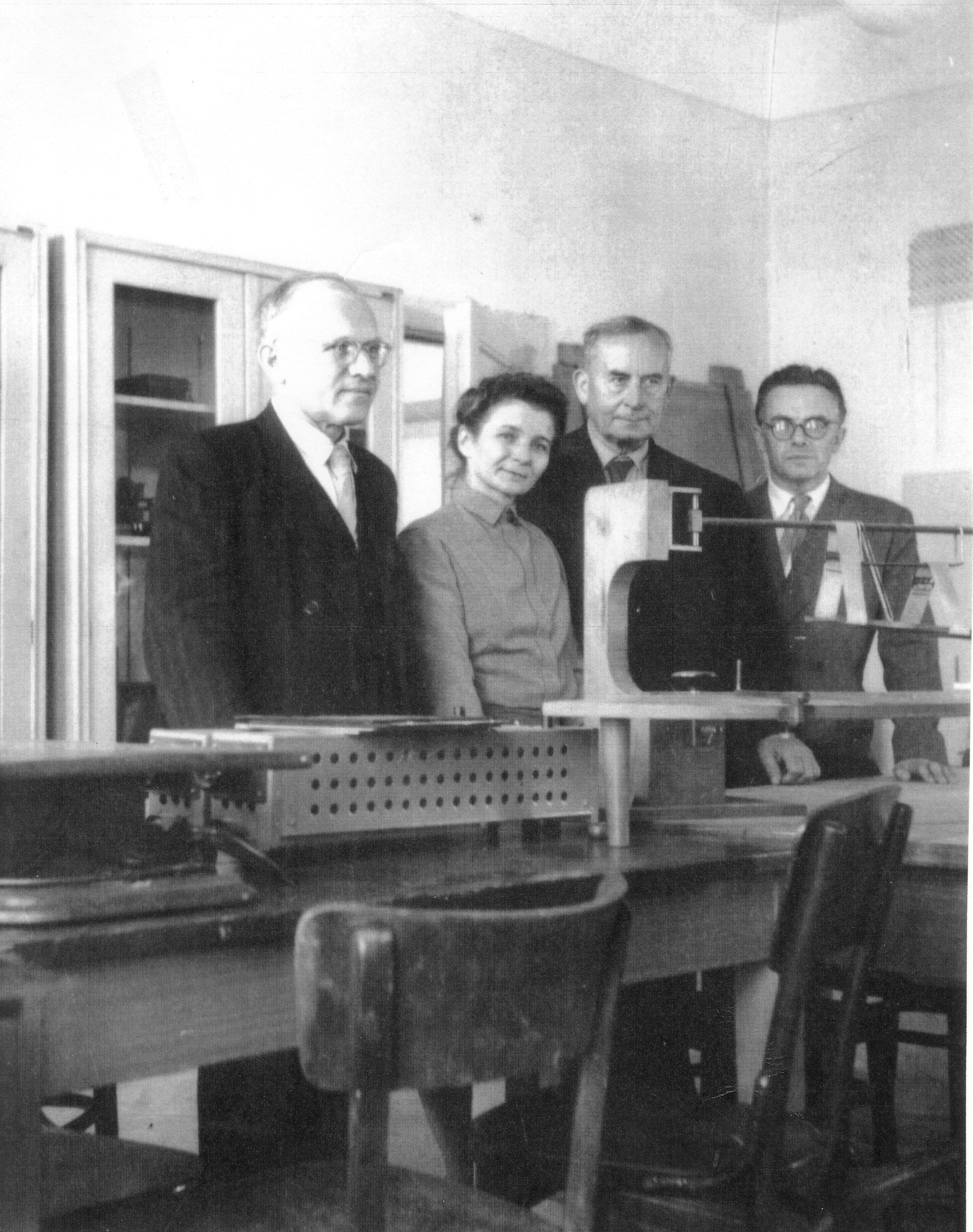 Mihajlo Rostohar med nekdanjimi sodelavci na Oddelku za psihologijo Masarykove univerze v Brnu, nedatirana fotografija (po l. 1948), arhiv Masarykove univerze.