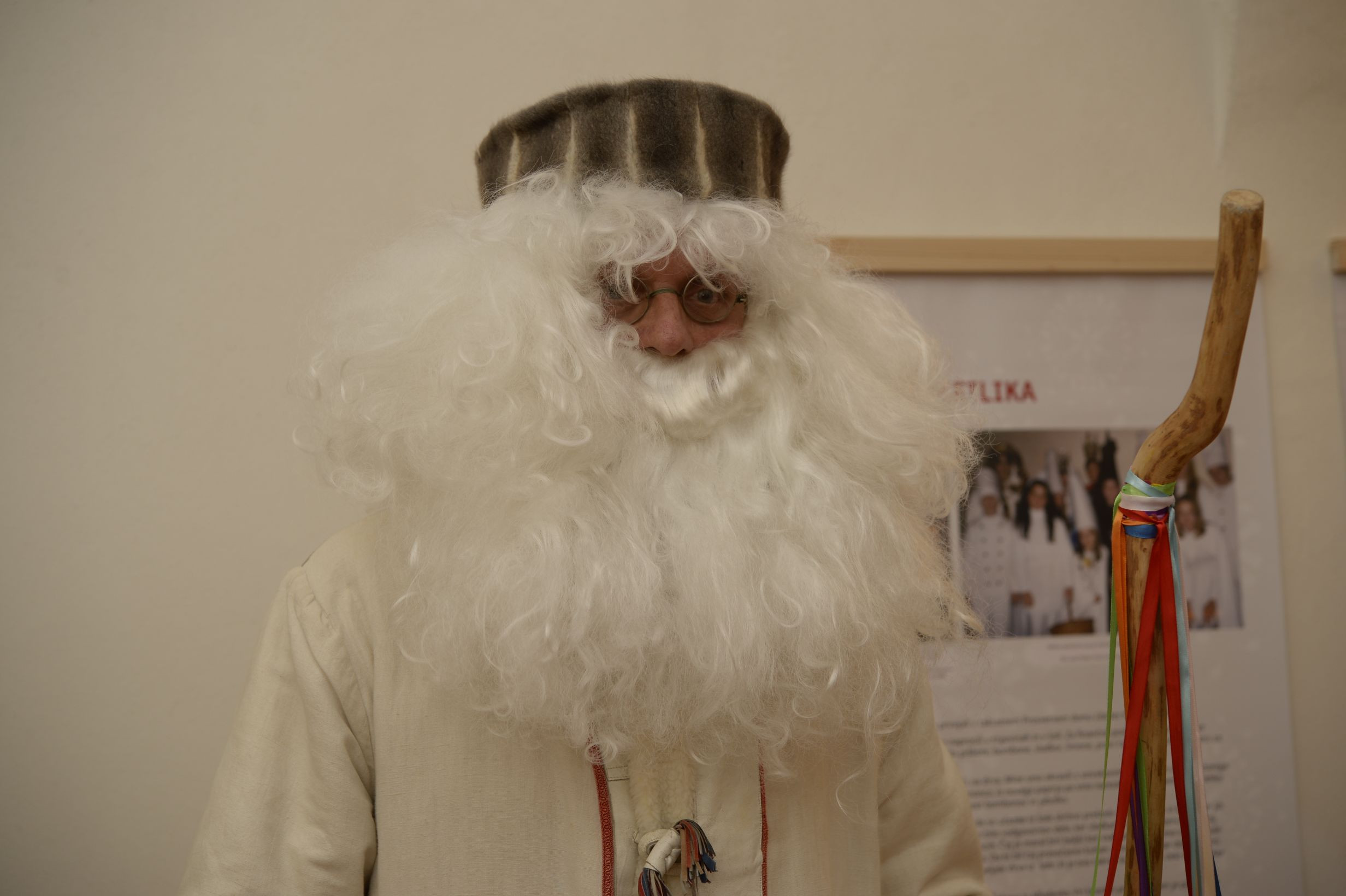Siva kučma, bela brada, topel kožuh, zvrhan koš ...