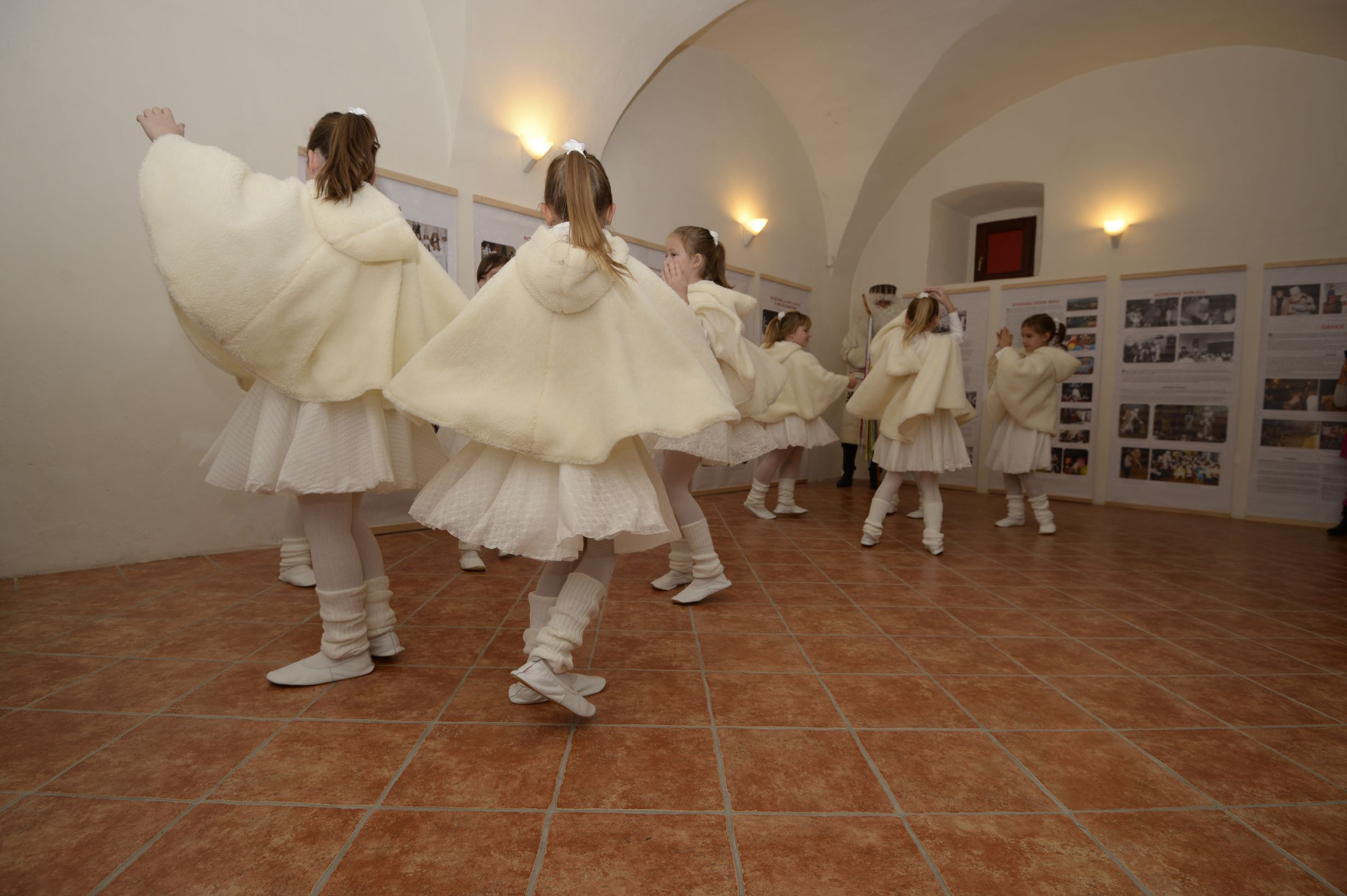 Siva kučma, bela brada, topel kožuh, zvrhan koš ...