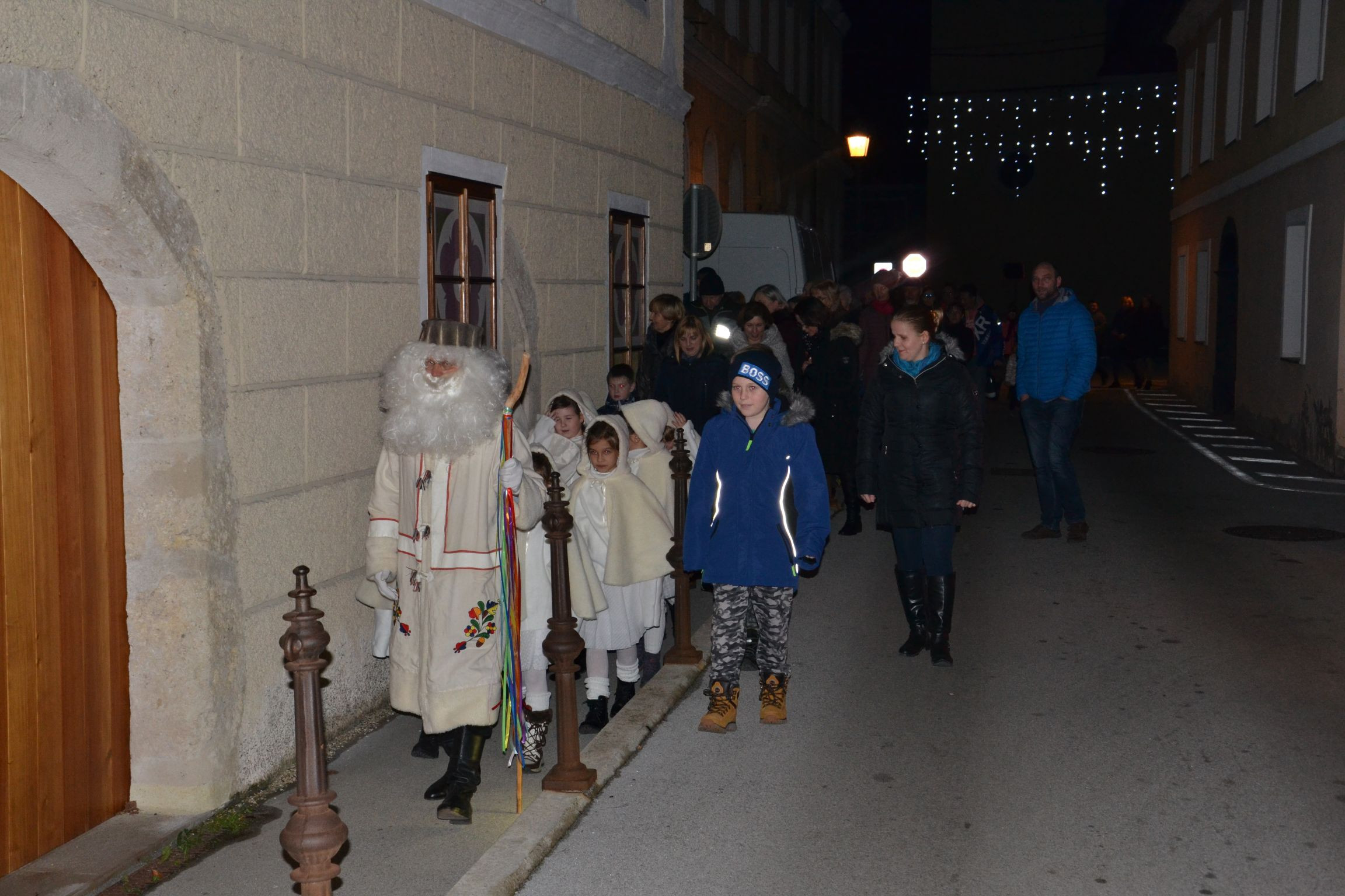 Siva kučma, bela brada, topel kožuh, zvrhan koš ...