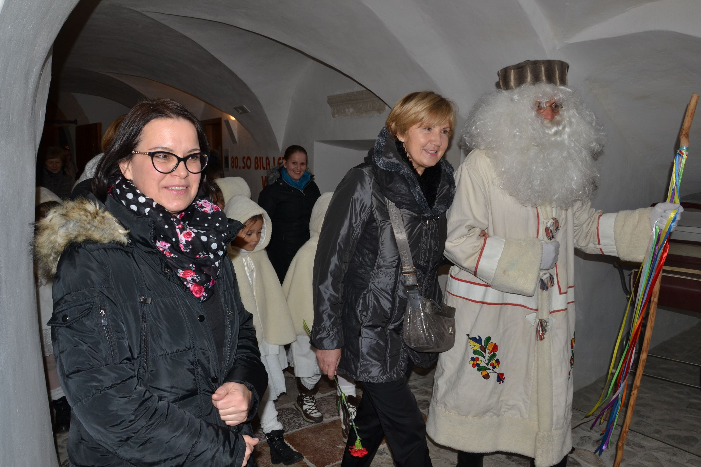 Siva kučma, bela brada, topel kožuh, zvrhan koš ...