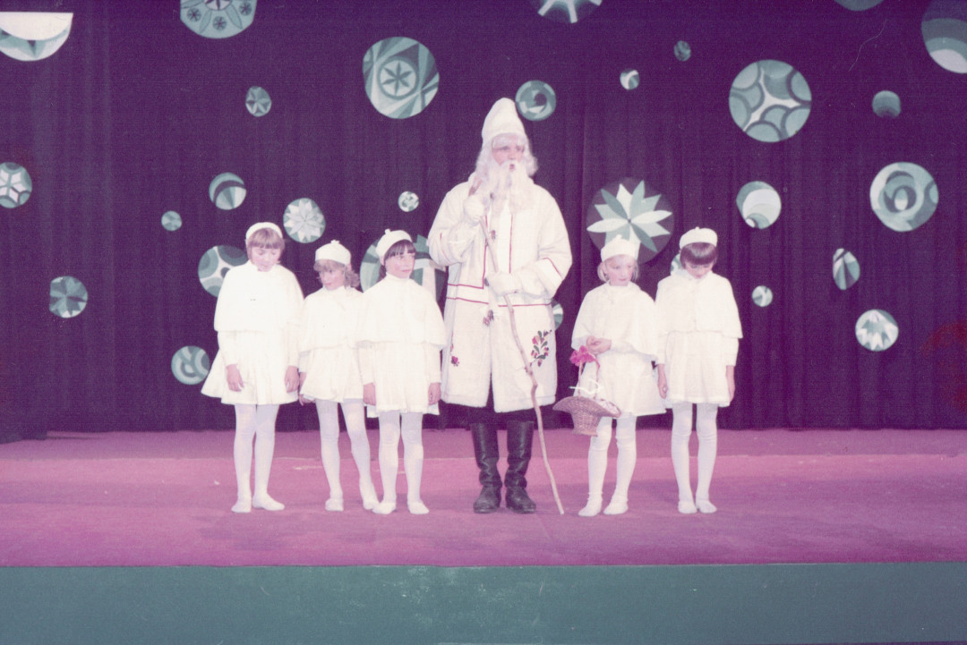 Siva kučma, bela brada, topel kožuh, zvrhan koš ...