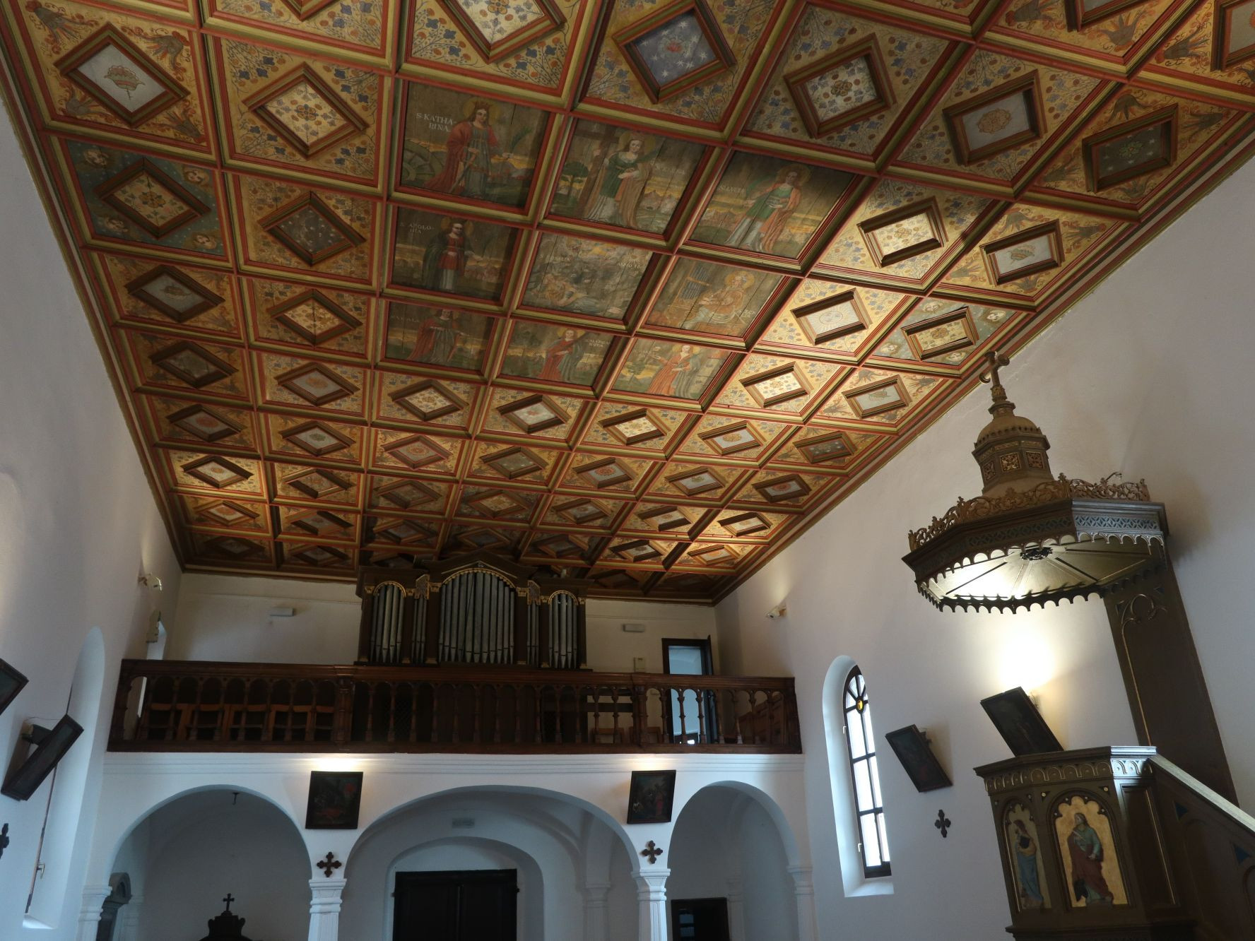 Upodobitev svete Lucije na poslikanem lesenem stropu