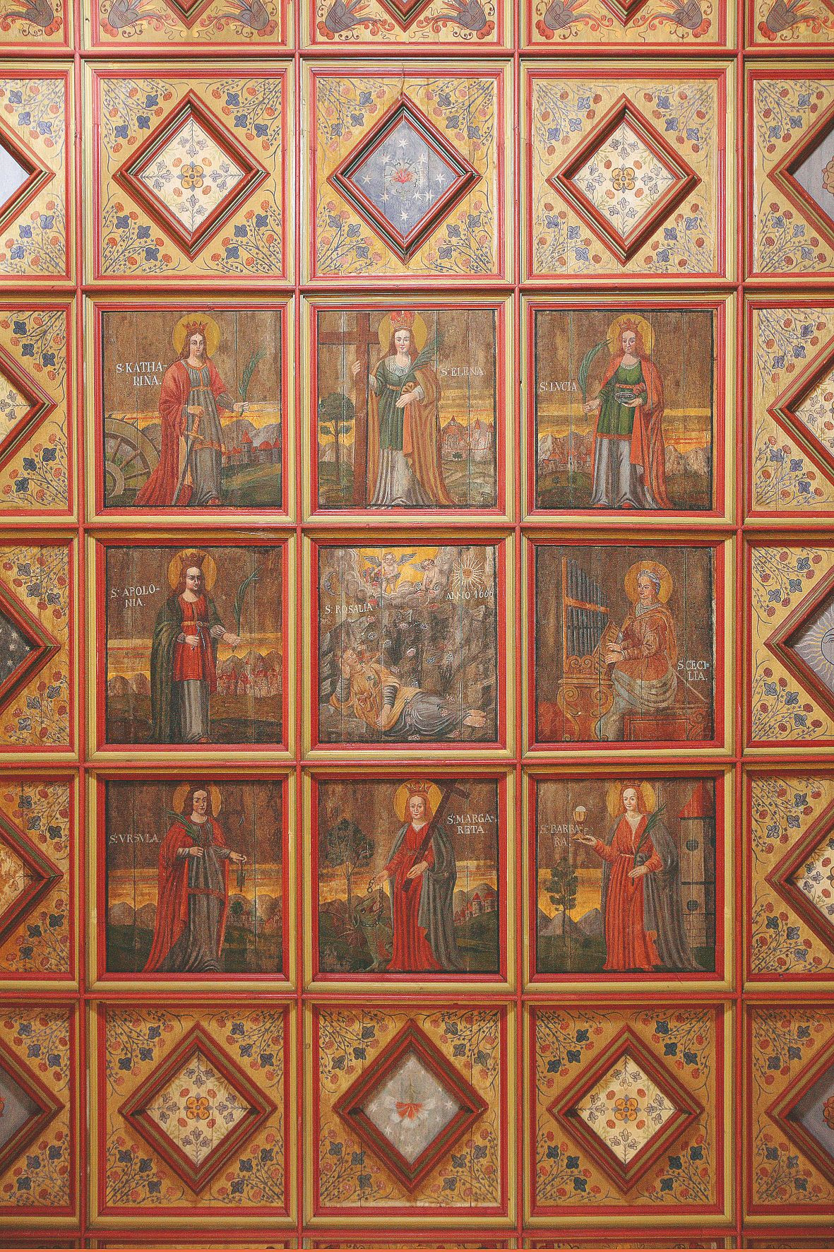 Upodobitev svete Lucije na poslikanem lesenem stropu