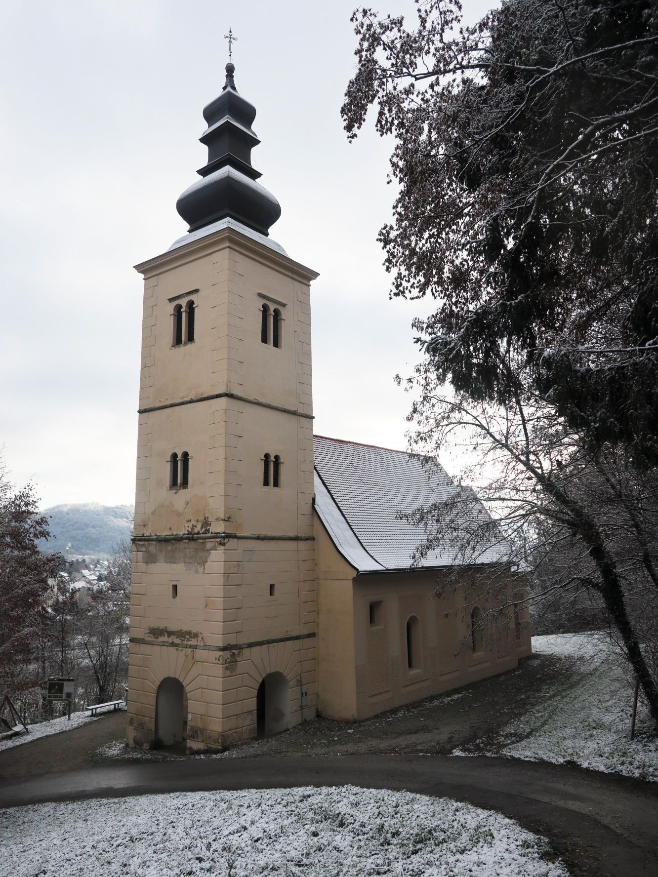 Upodobitev svete Lucije na poslikanem lesenem stropu