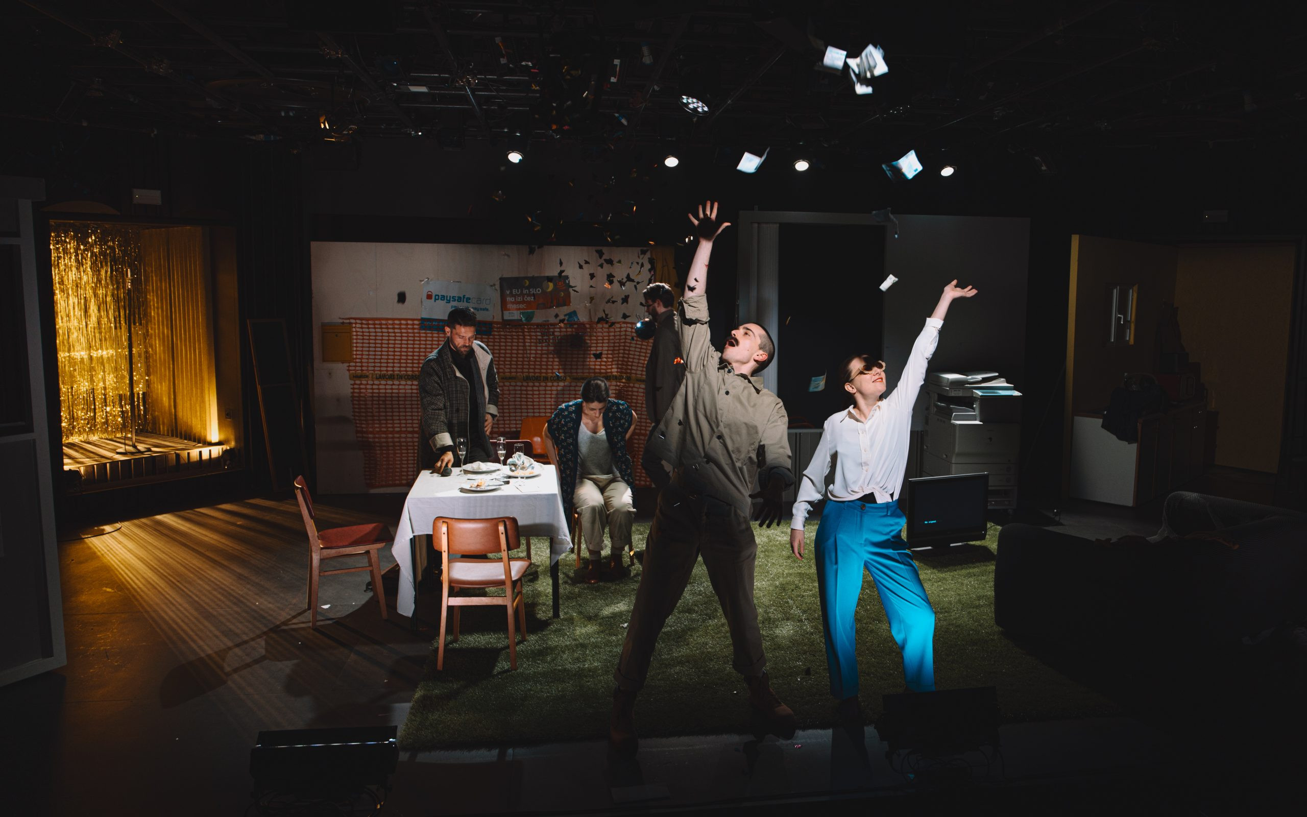 ≈ [približno enako kot]