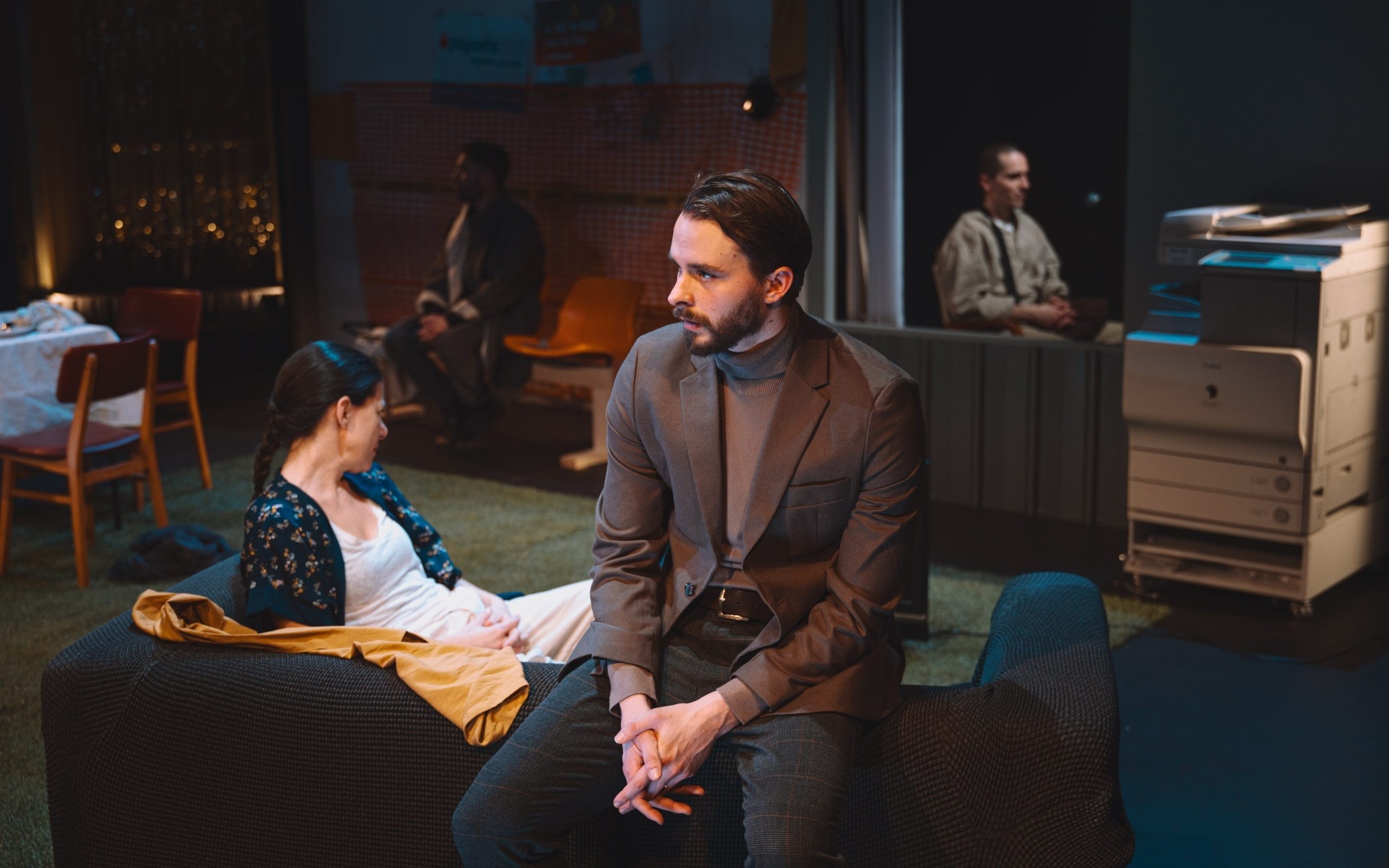 ≈ [približno enako kot]