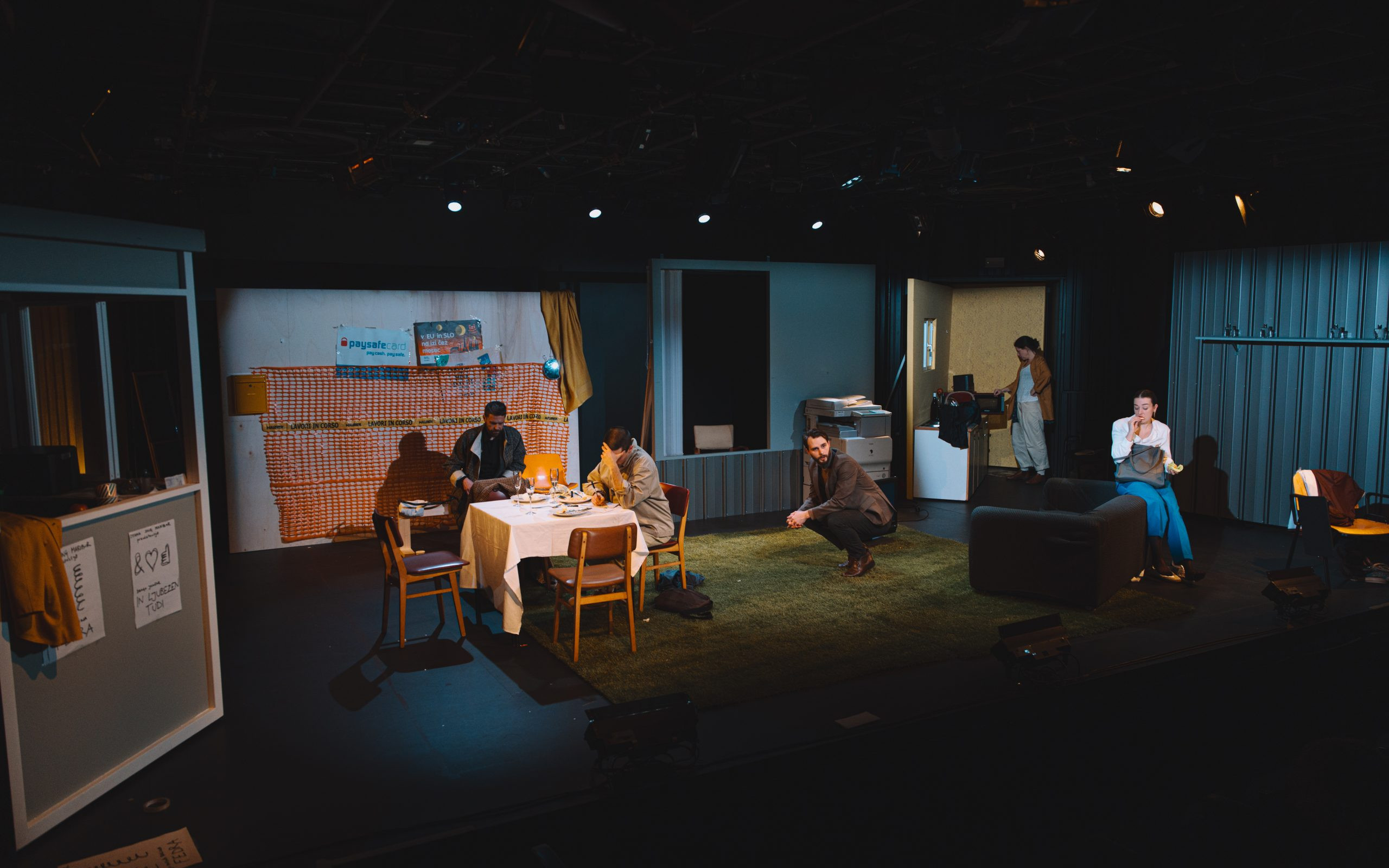 ≈ [približno enako kot]