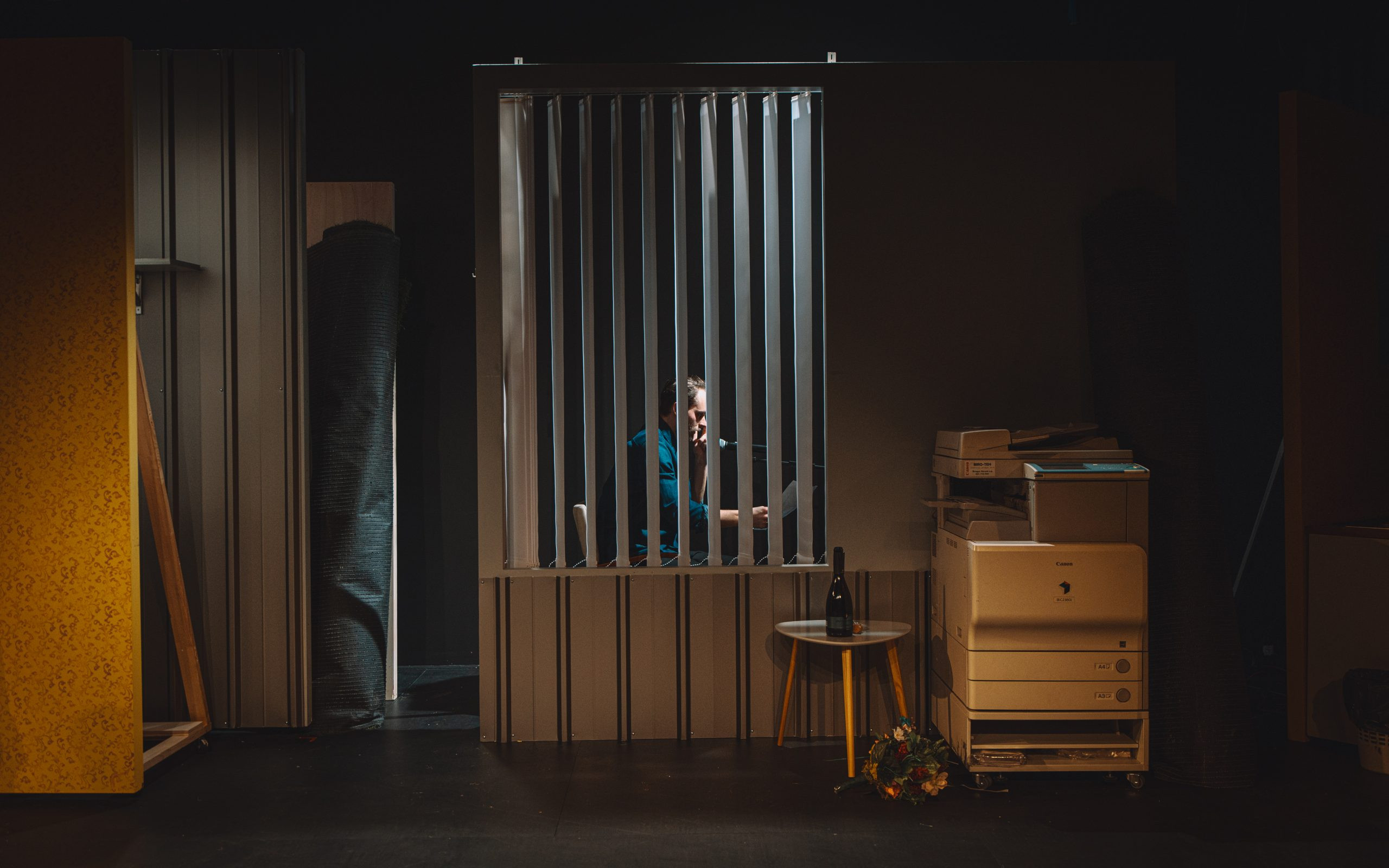 ≈ [približno enako kot]