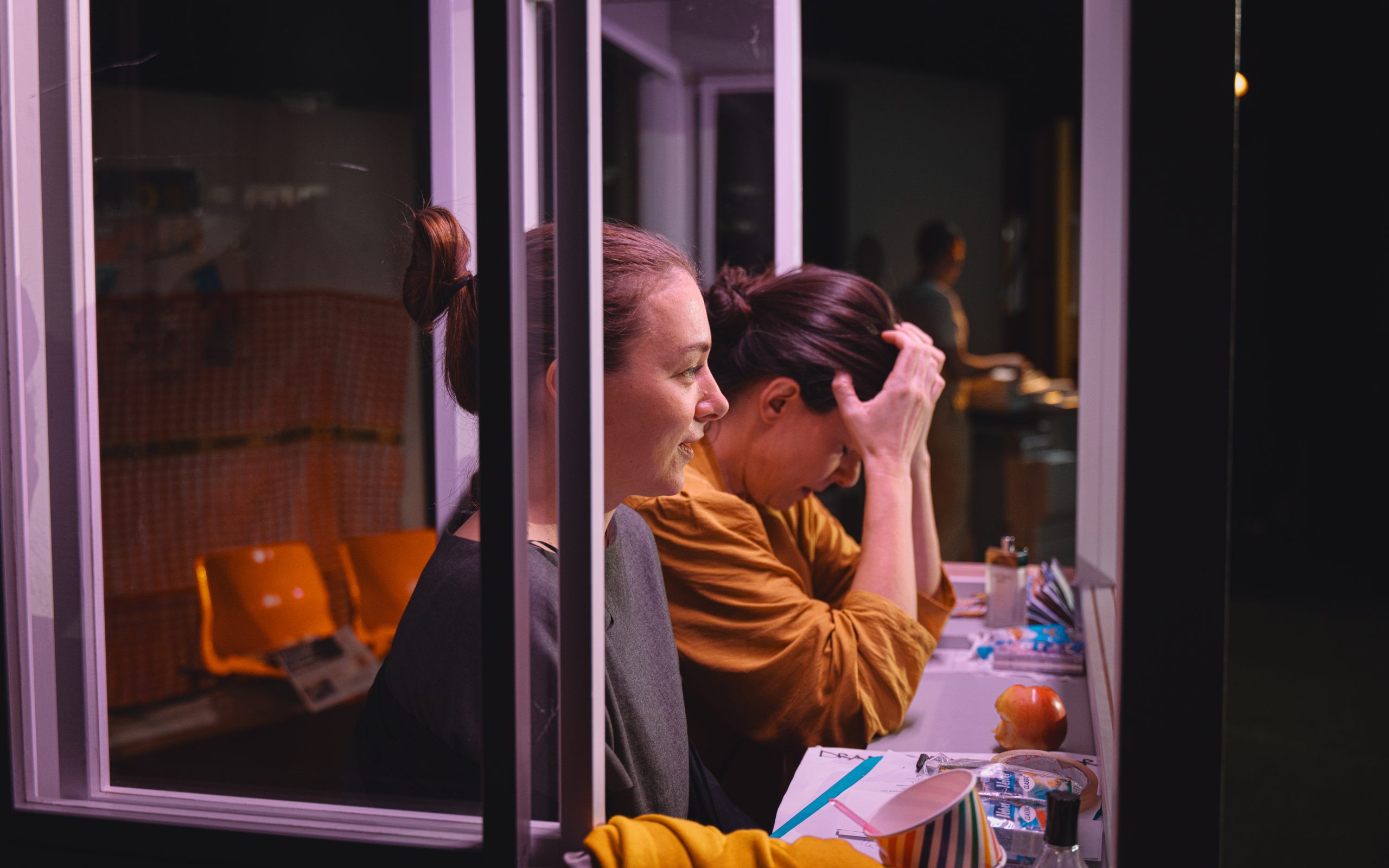 ≈ [približno enako kot]