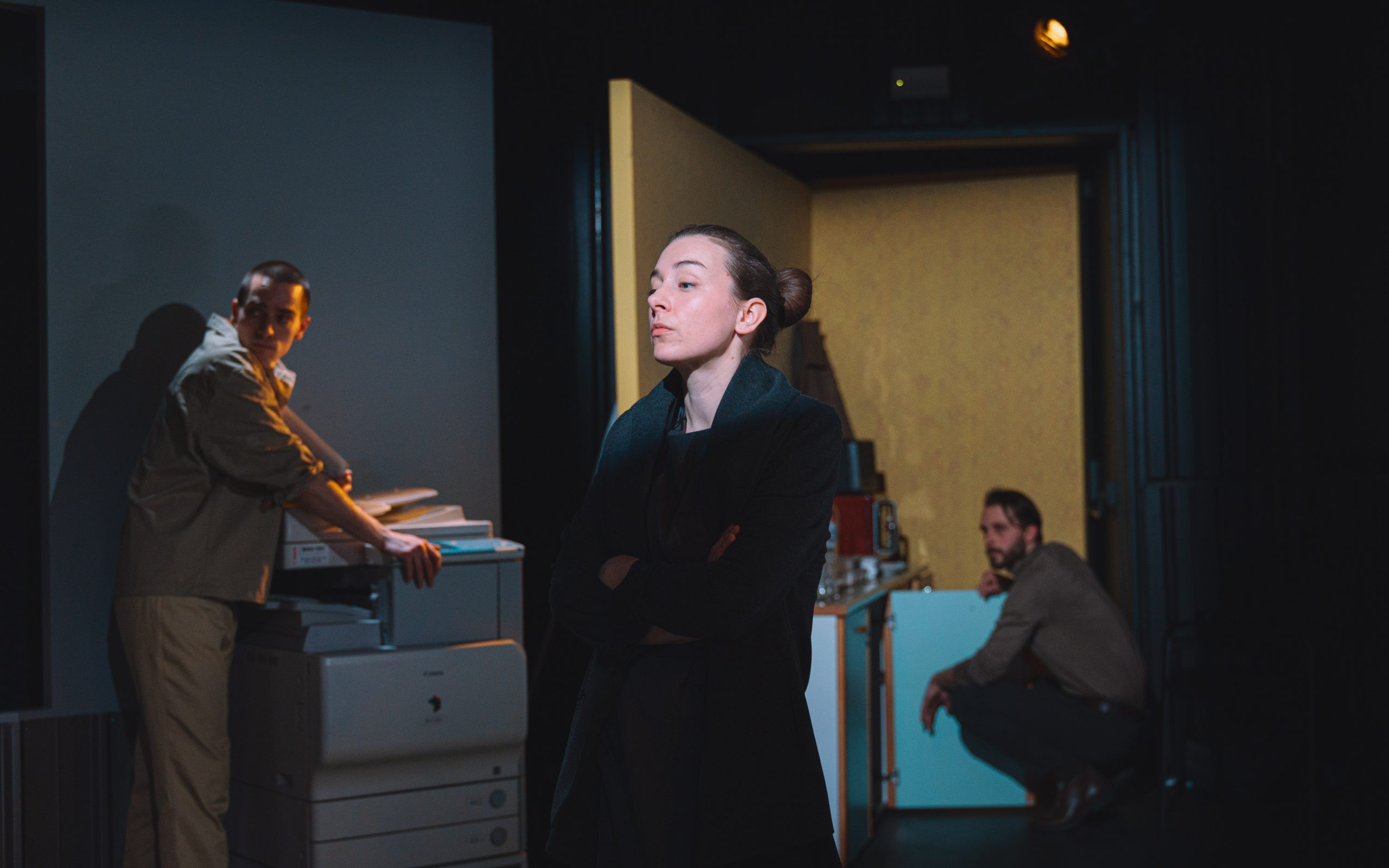 ≈ [približno enako kot]