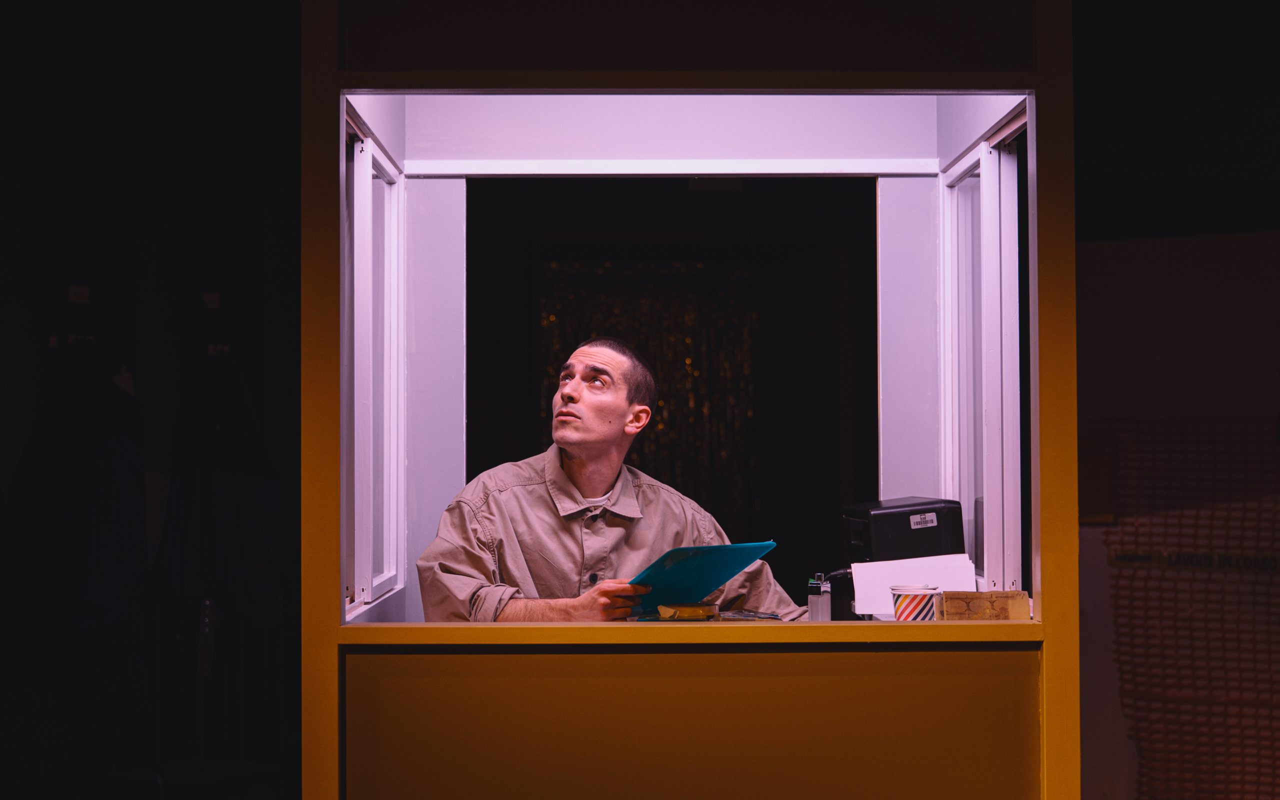 ≈ [približno enako kot]