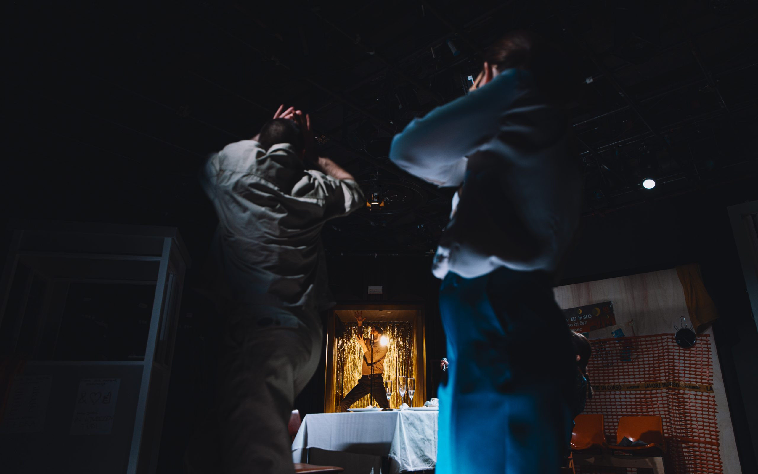 ≈ [približno enako kot]