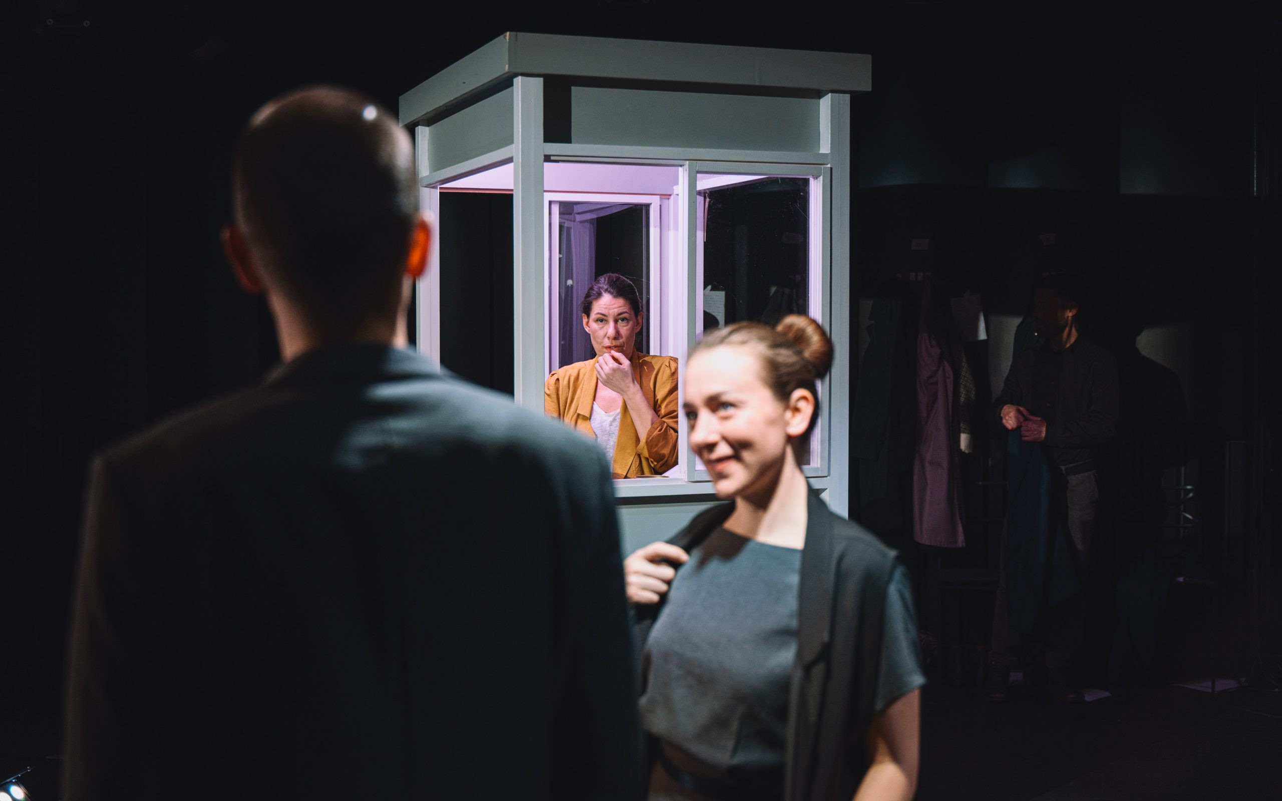 ≈ [približno enako kot]