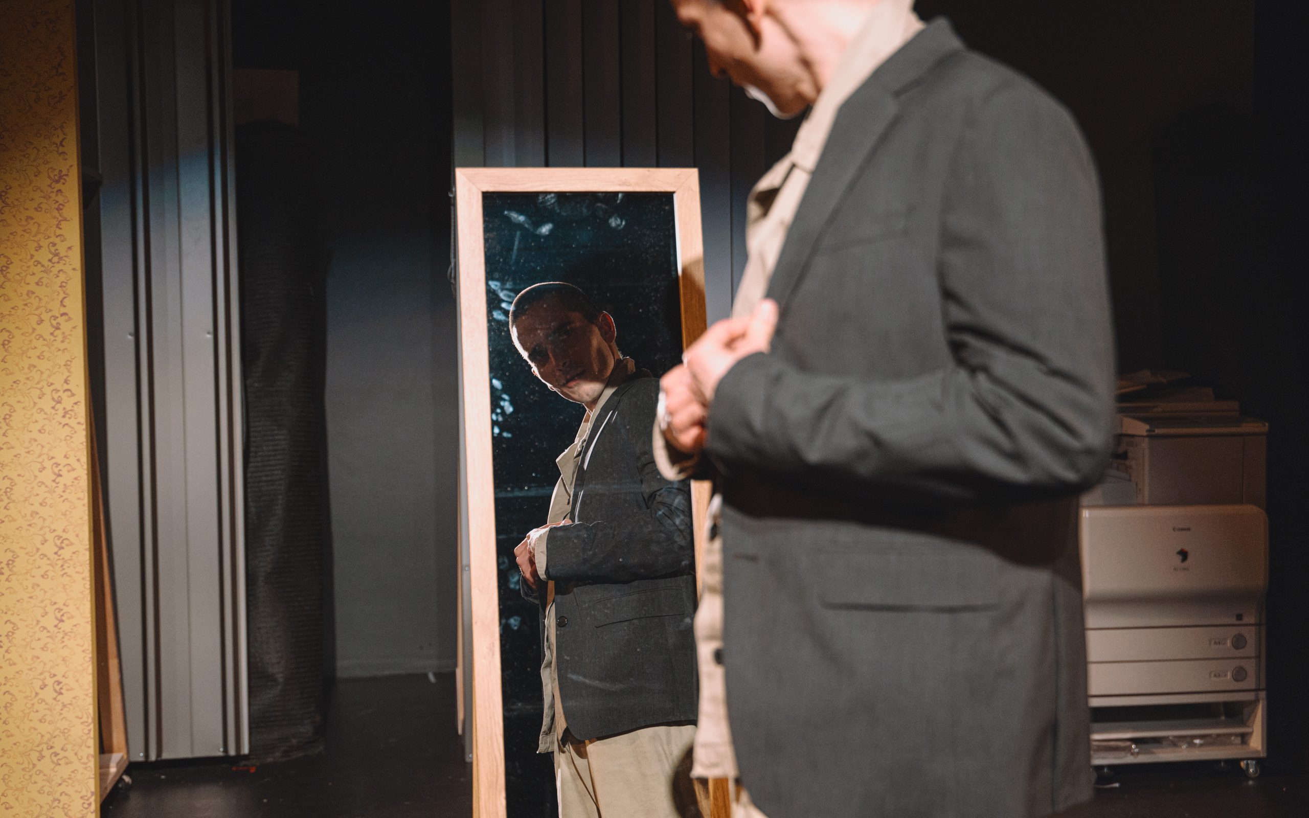 ≈ [približno enako kot]