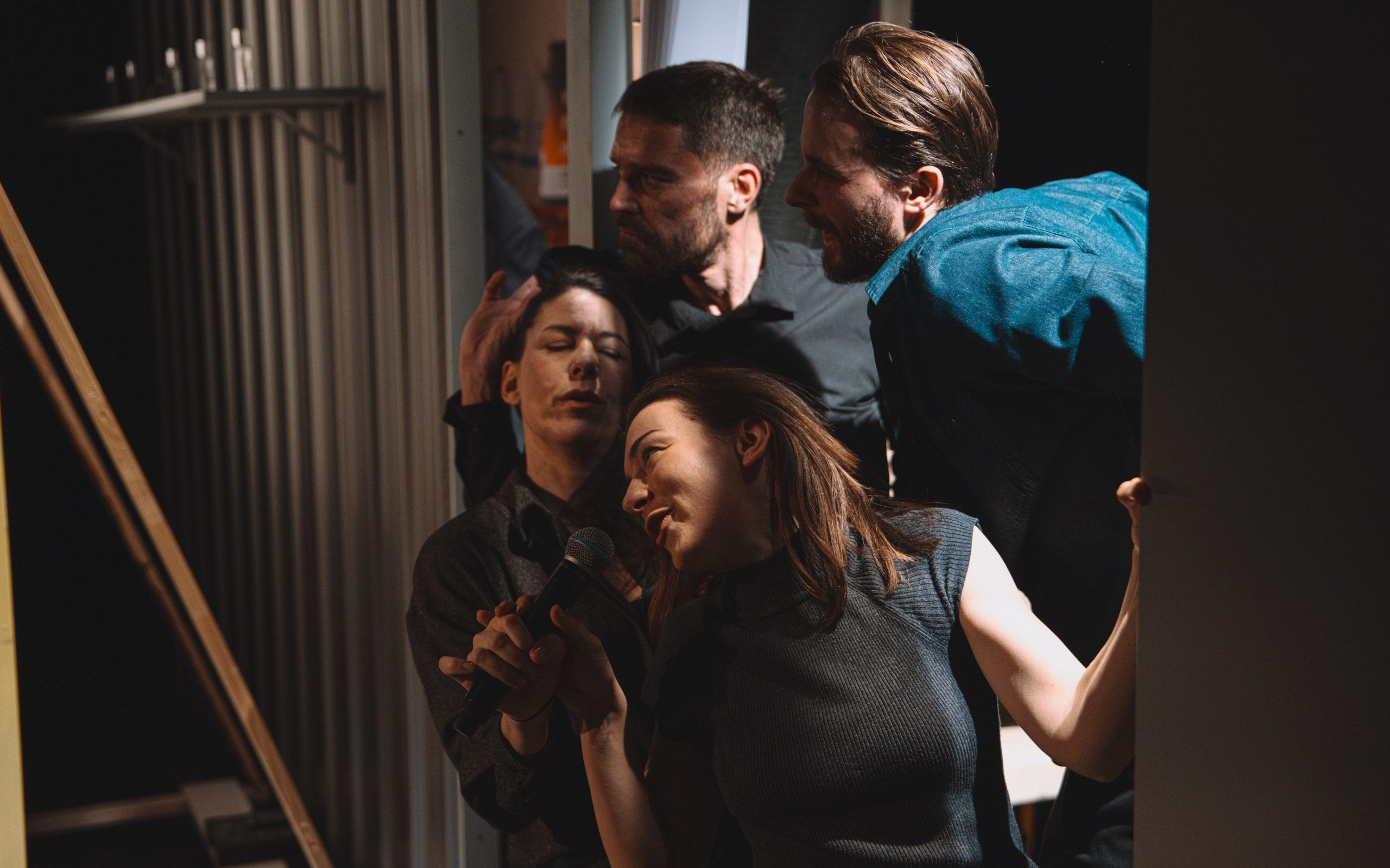 ≈ [približno enako kot]