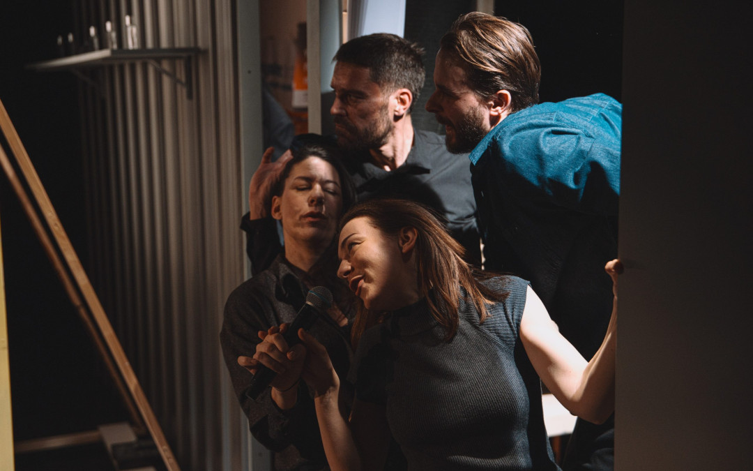 ≈ [približno enako kot]