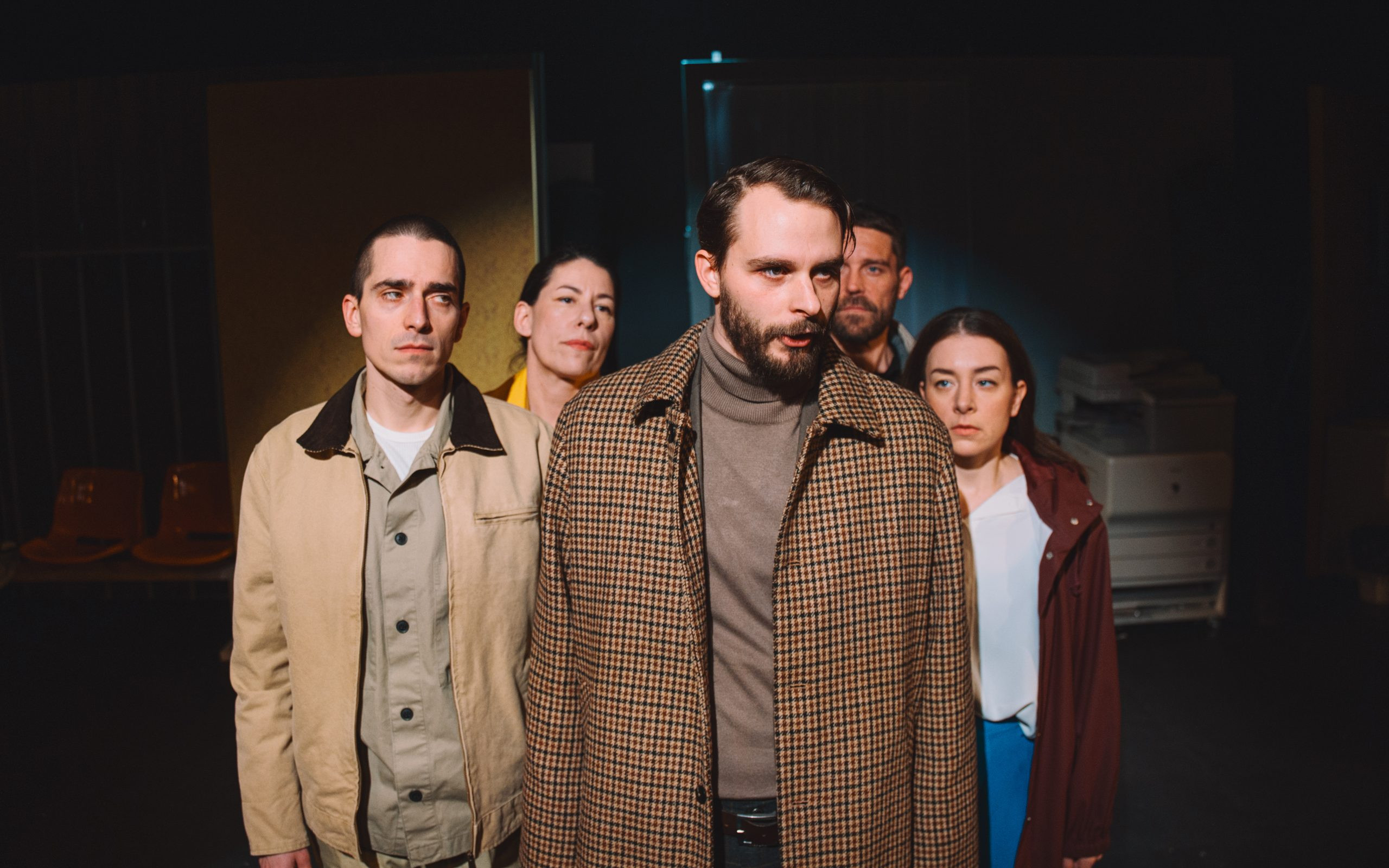 ≈ [približno enako kot]