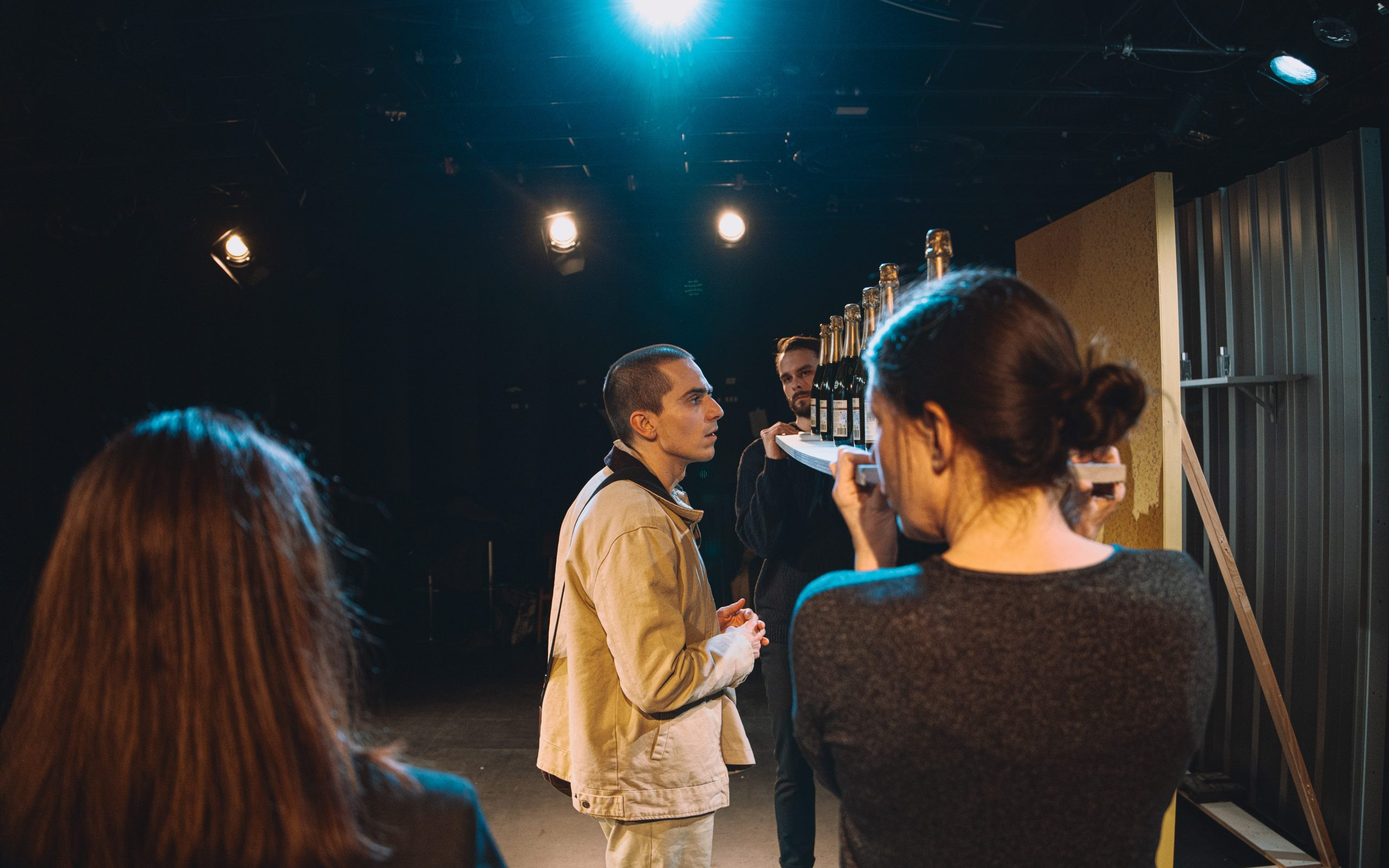 ≈ [približno enako kot]