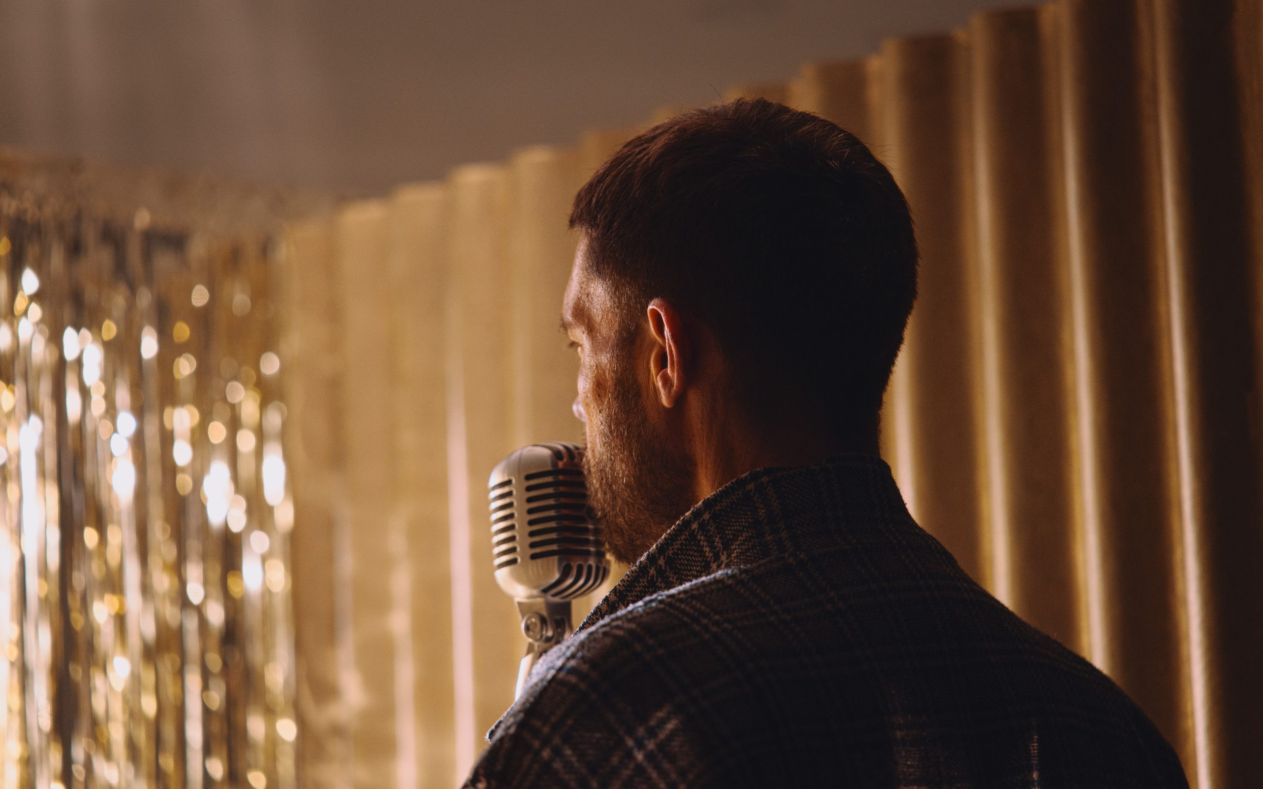 ≈ [približno enako kot]