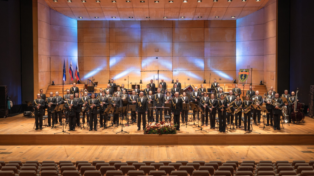 Božično-novoletni koncert Orkestra Slovenske vojske z Otom Pestnerjem in Mojco Bitenc Križaj