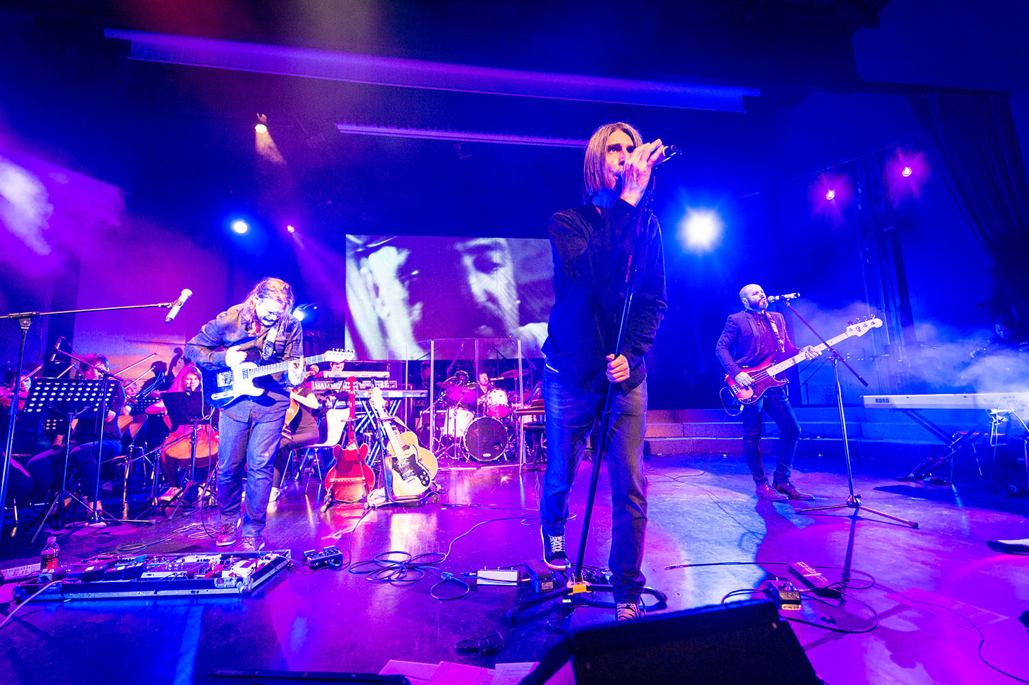 Društvo mrtvih pesnikov z godalnim kvartetom Corcoras