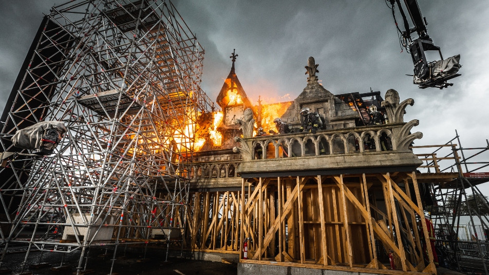 Notre-Dame v plamenih
