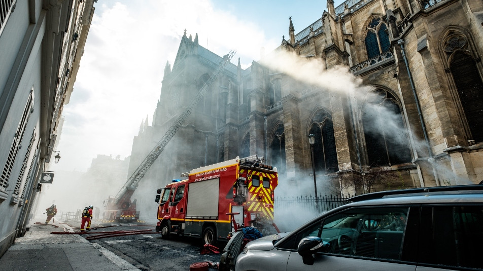 Notre-Dame v plamenih