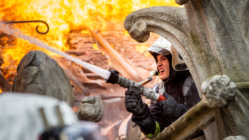 Notre-Dame v plamenih