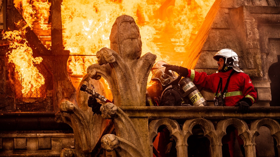 Notre-Dame v plamenih