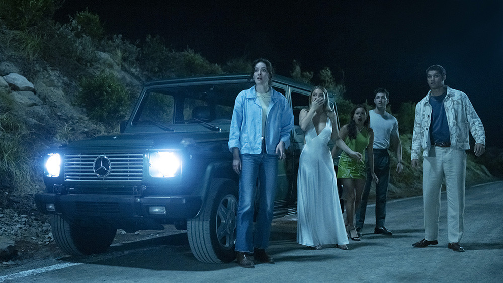 Prijatelji ob avtomobilu.