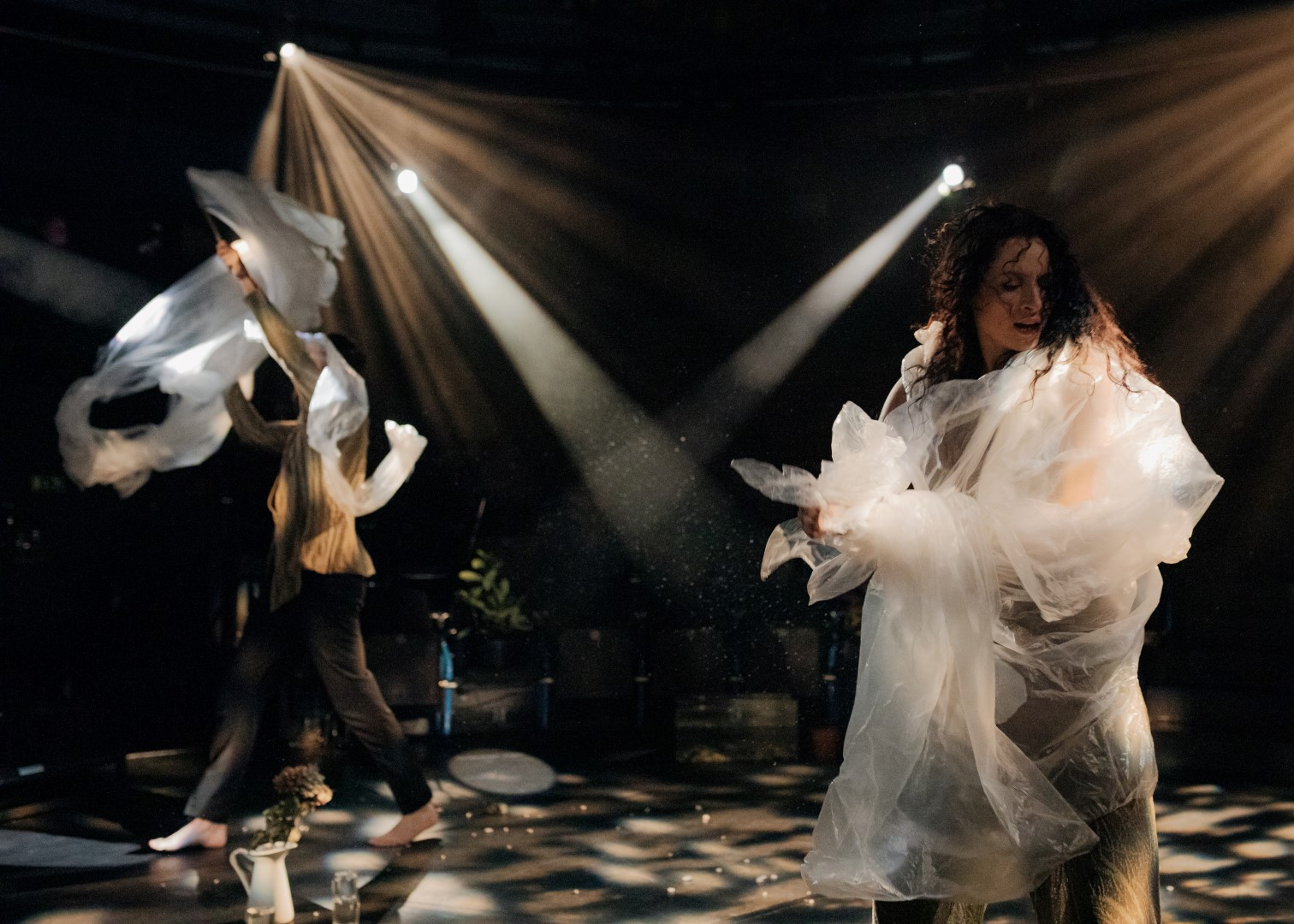 Urška Centa in Domen Novak: TAM, V VRTU