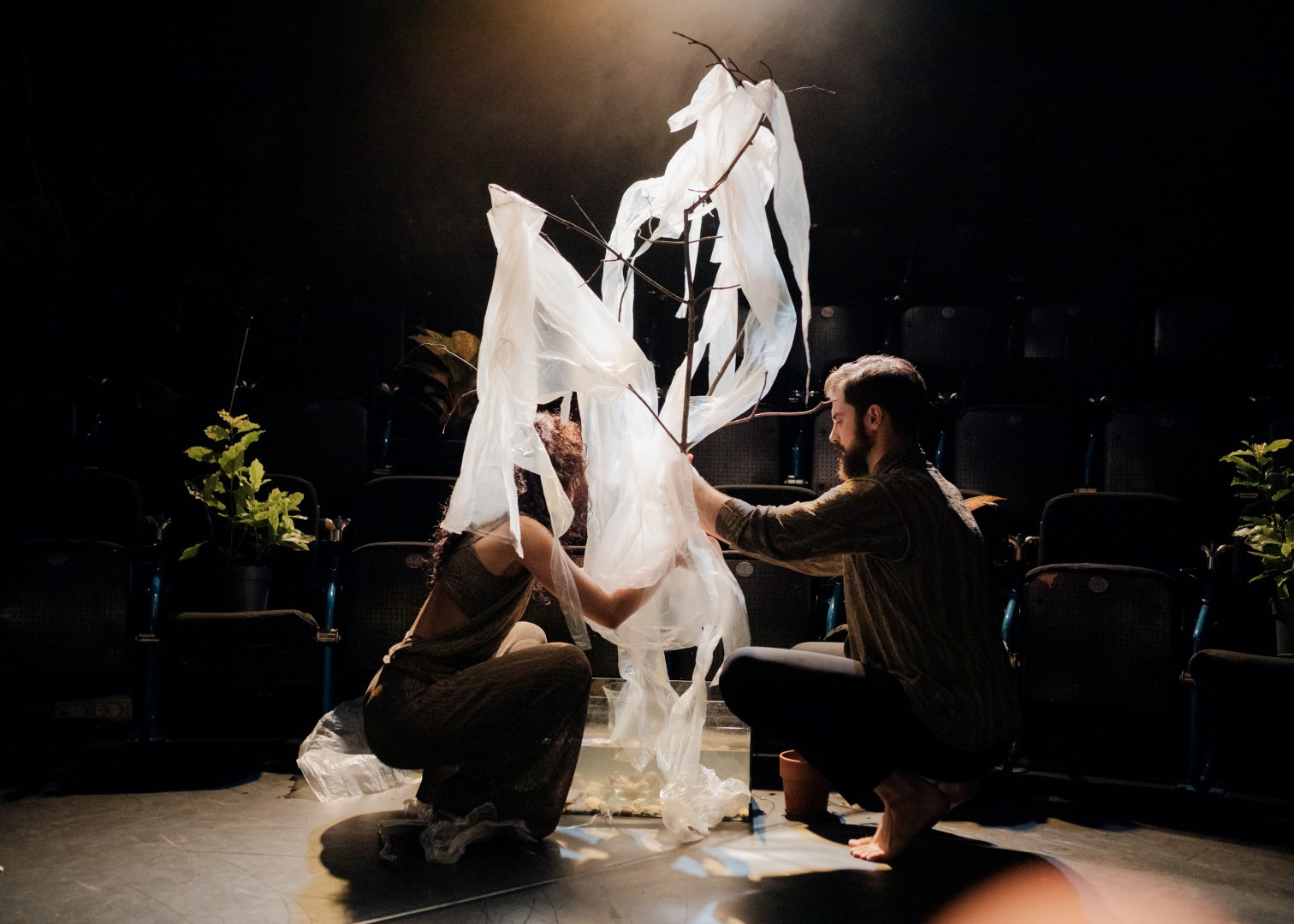 Urška Centa in Domen Novak: TAM, V VRTU