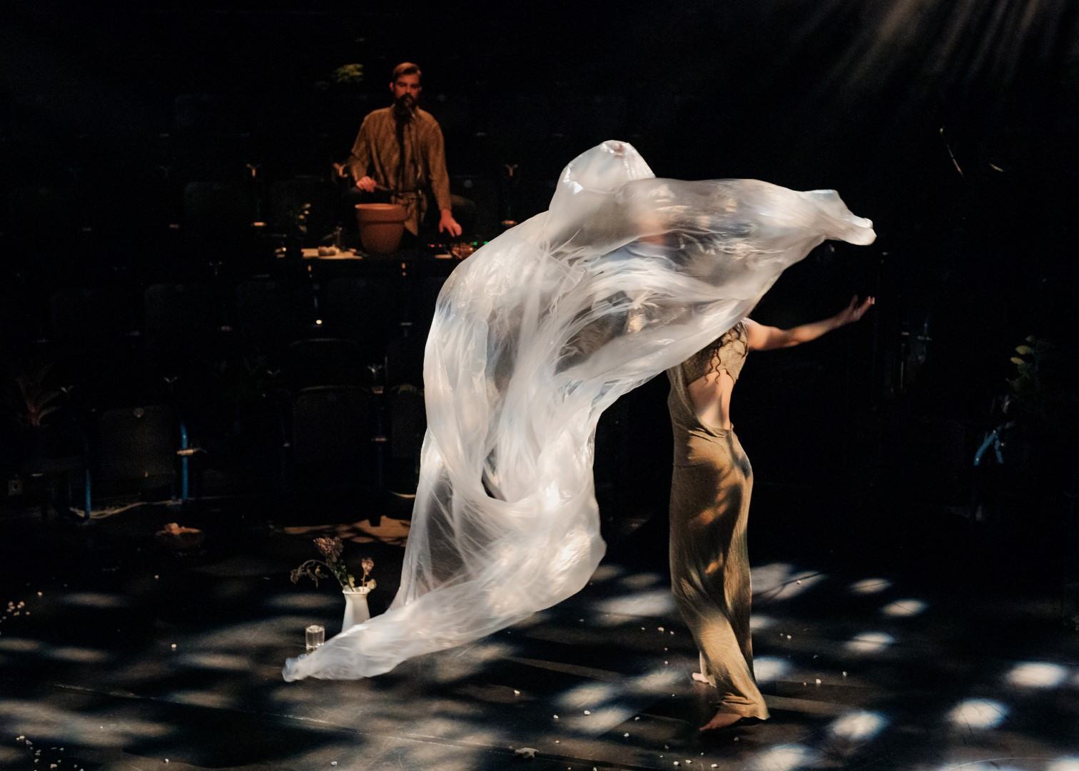 Urška Centa in Domen Novak: TAM, V VRTU