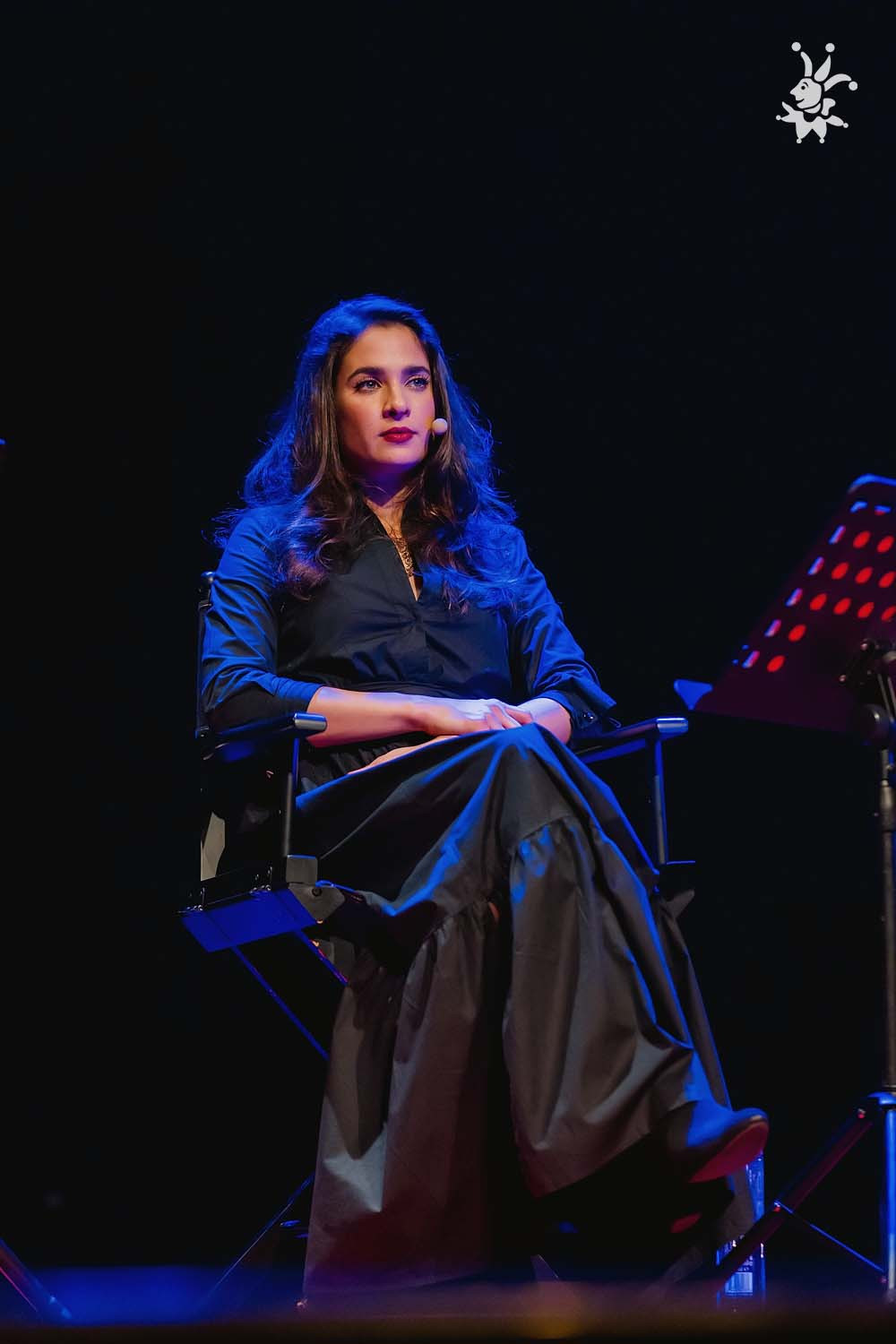 ŽENSKA: ljubezni, izgube, obleke