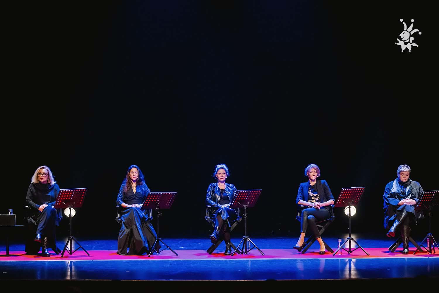 ŽENSKA: ljubezni, izgube, obleke