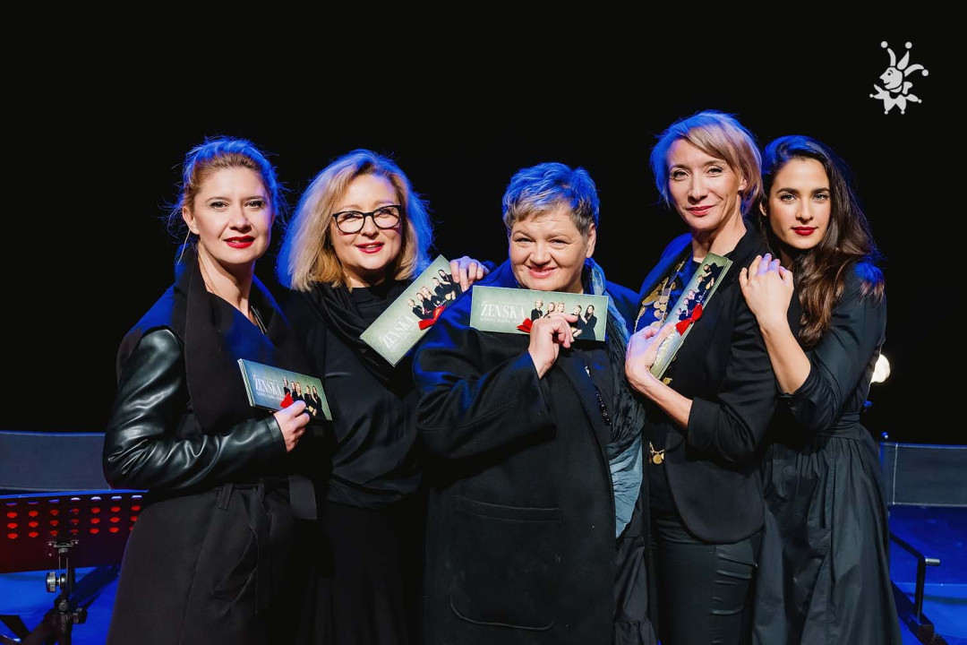 ŽENSKA: ljubezni, izgube, obleke