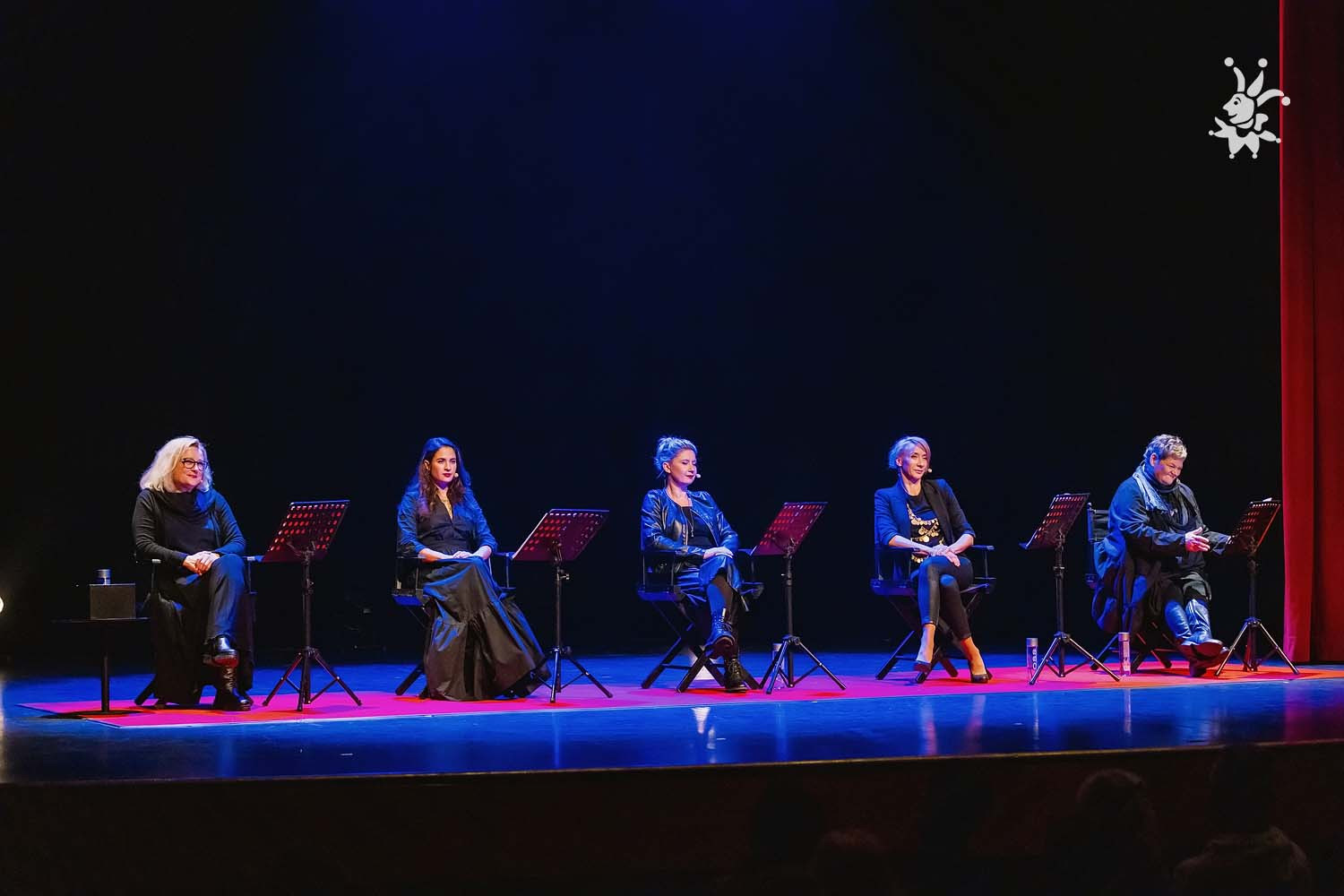 ŽENSKA: ljubezni, izgube, obleke