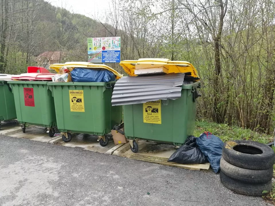 Onesnažen ekološki otok se obravnava kot črno odlagališče in z dodatno naloženimi odpadki onesnažuje celotno okolico ter slabo vpliva na samo podobo urejenosti kraja.