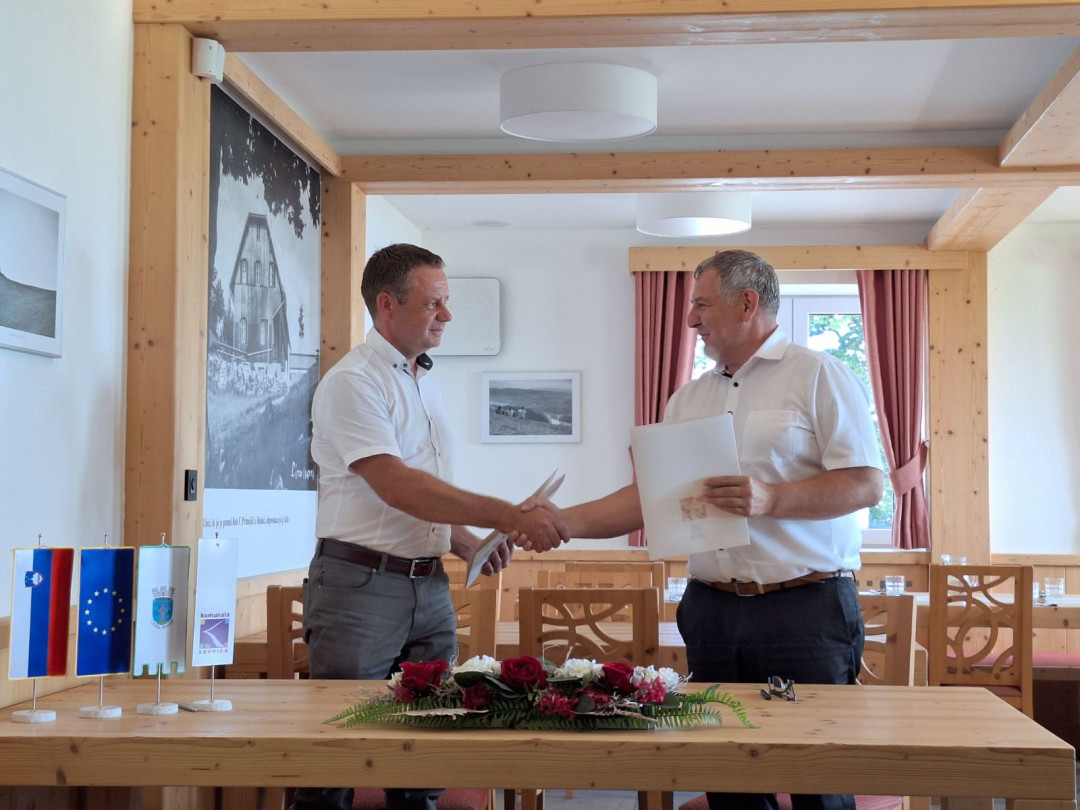 Podpis pogodbe za nadgradnjo turistične ponudbe Tončkovega doma na Lisci