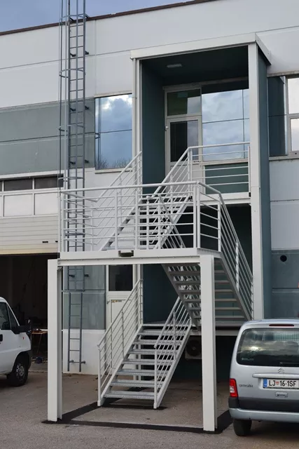 Ureditev vhoda in dozidava požarnih stopnišč, poslovni objekt na CKŽ 135 e