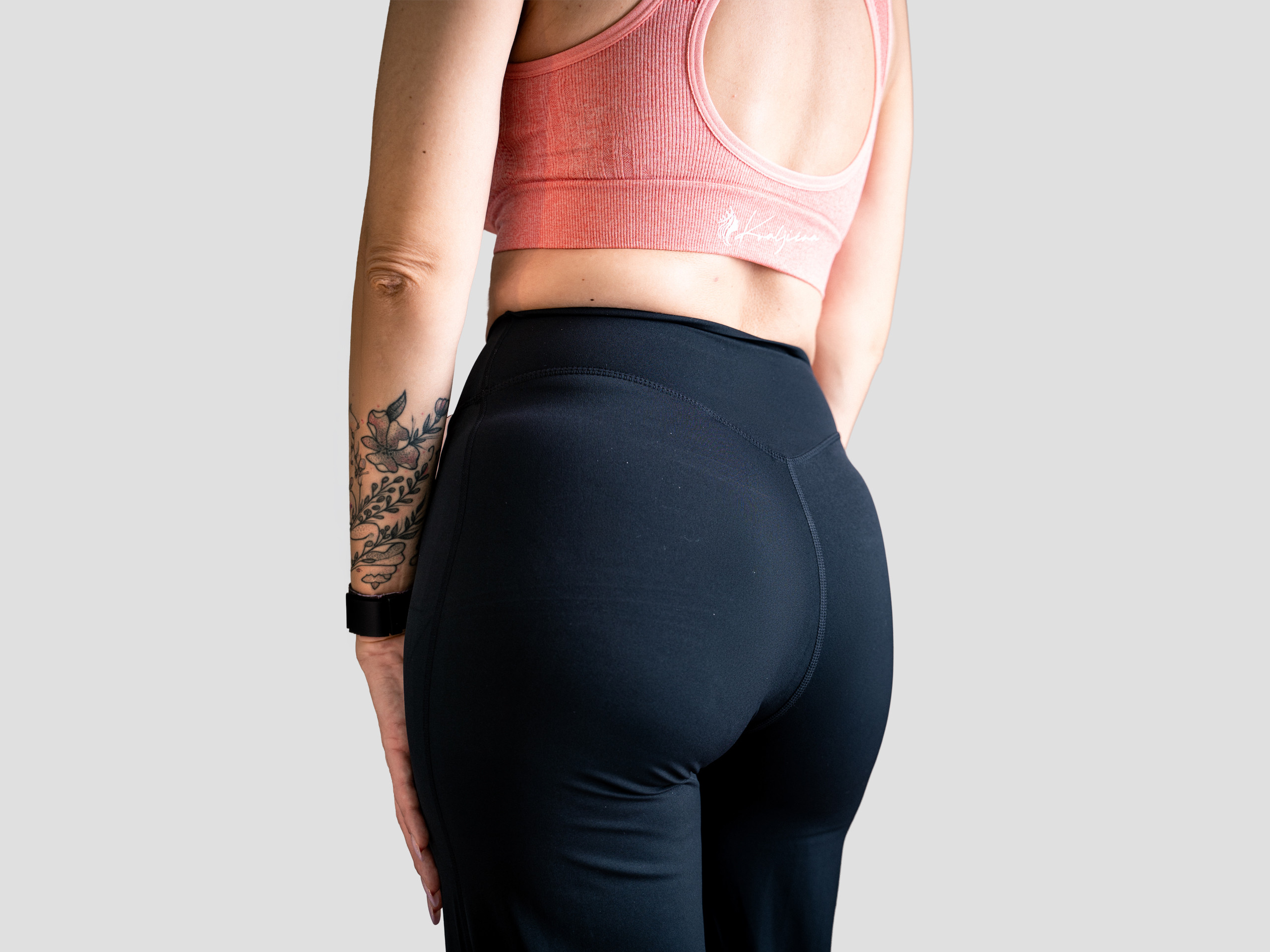 Elastične hlače Flow - črne