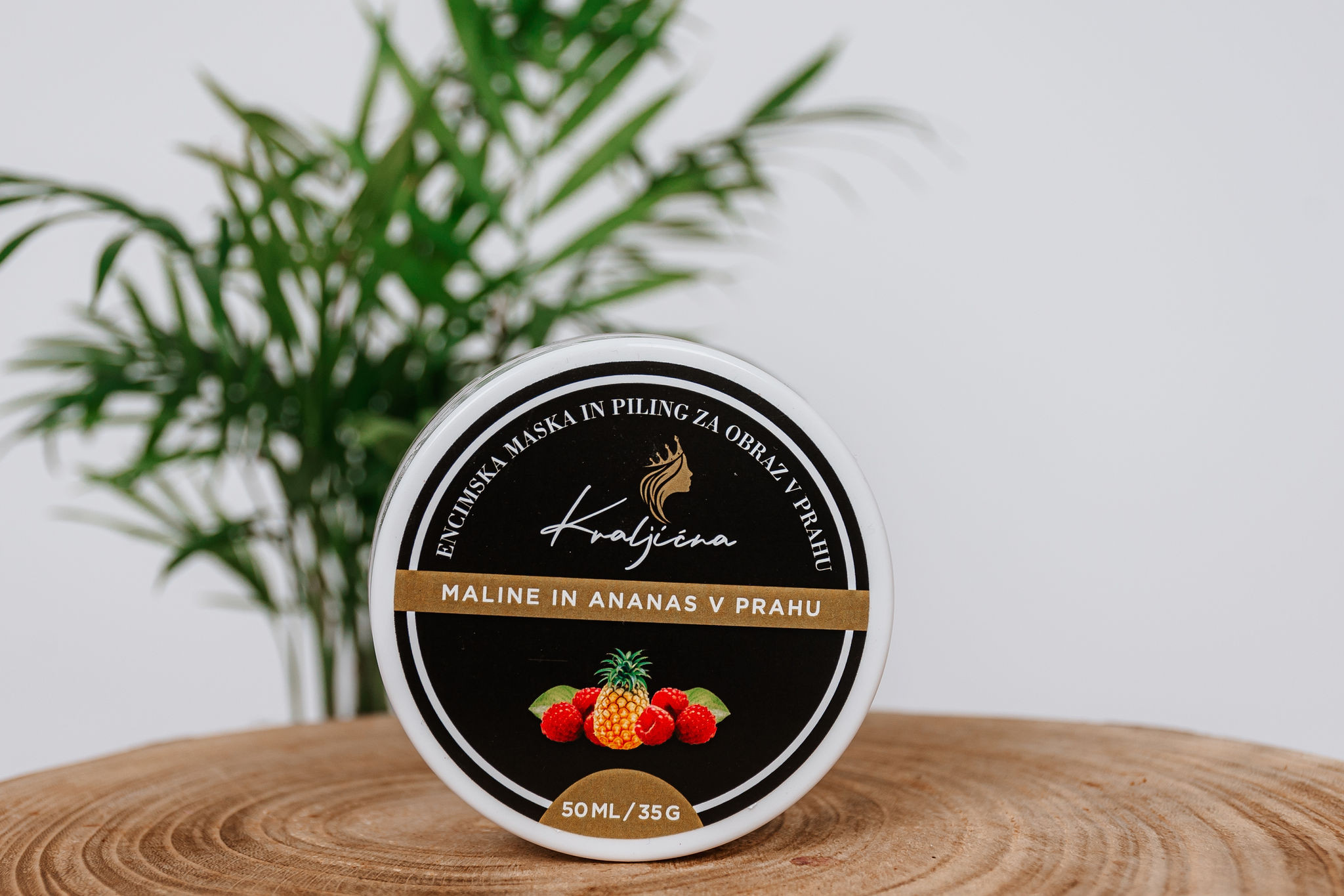 Encimska maska in piling za obraz v prahu