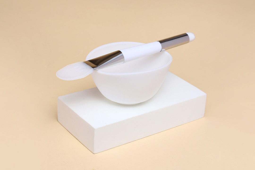 Komplet posodice in čopiča s spatulo za mešanje maske