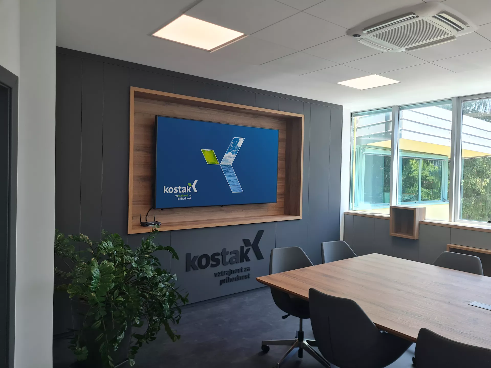 Zasloni v konferenčni dvorani