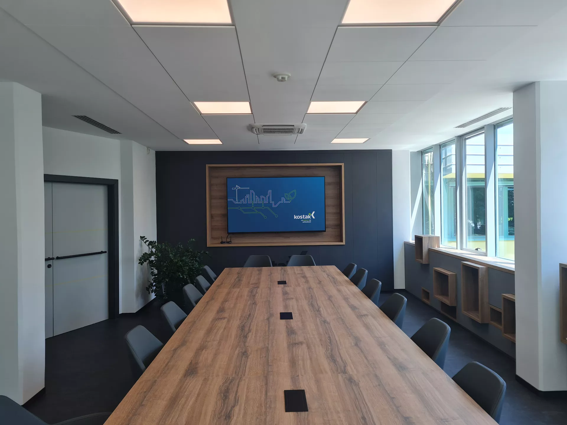 Zasloni v konferenčni dvorani