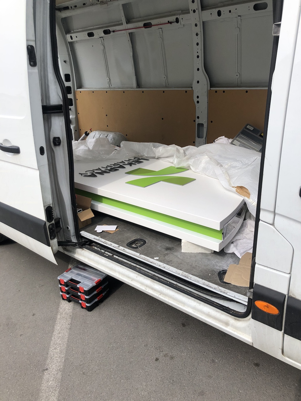 Montaža svetlobnih napisov Kraških lekarn v Ilirski Bistrici